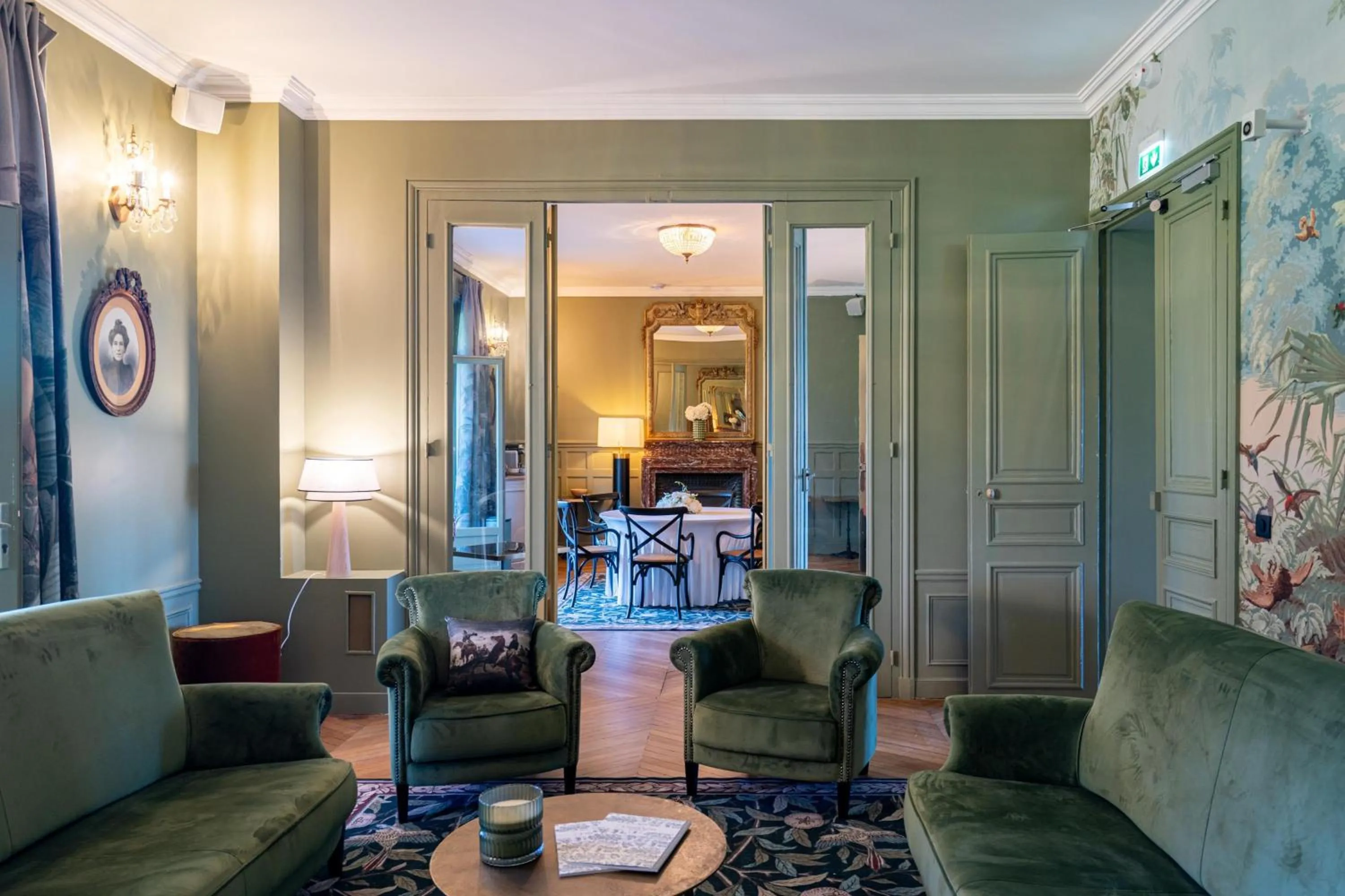 Lobby or reception in Villa Edmond Hôtel & Spa - Maison Blanche Bièvres