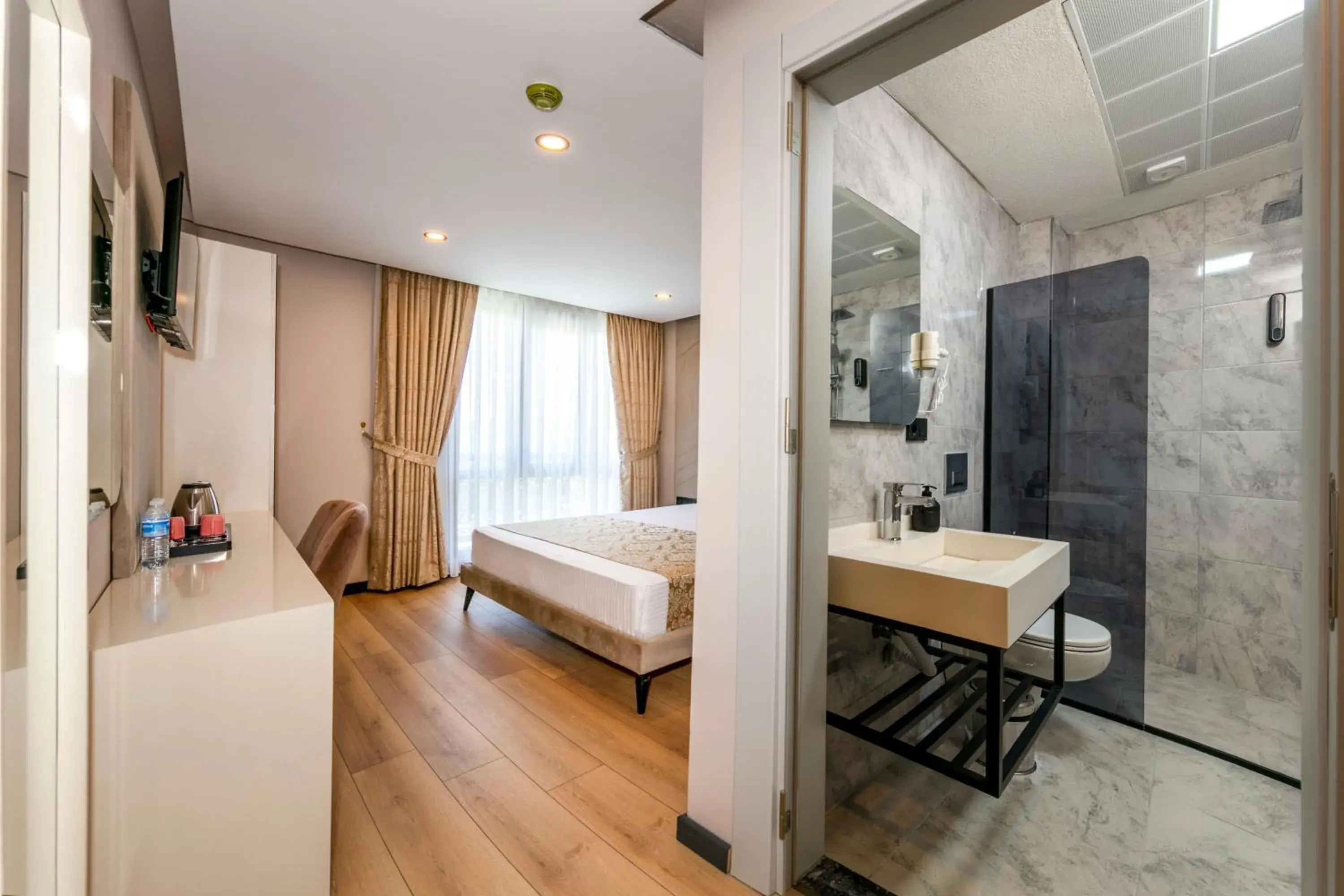 Deluxe Double Room in Hilltown Airport Hotel & Restaurant Deluxe Double Room in Hilltown Airport Hotel & Restaurant