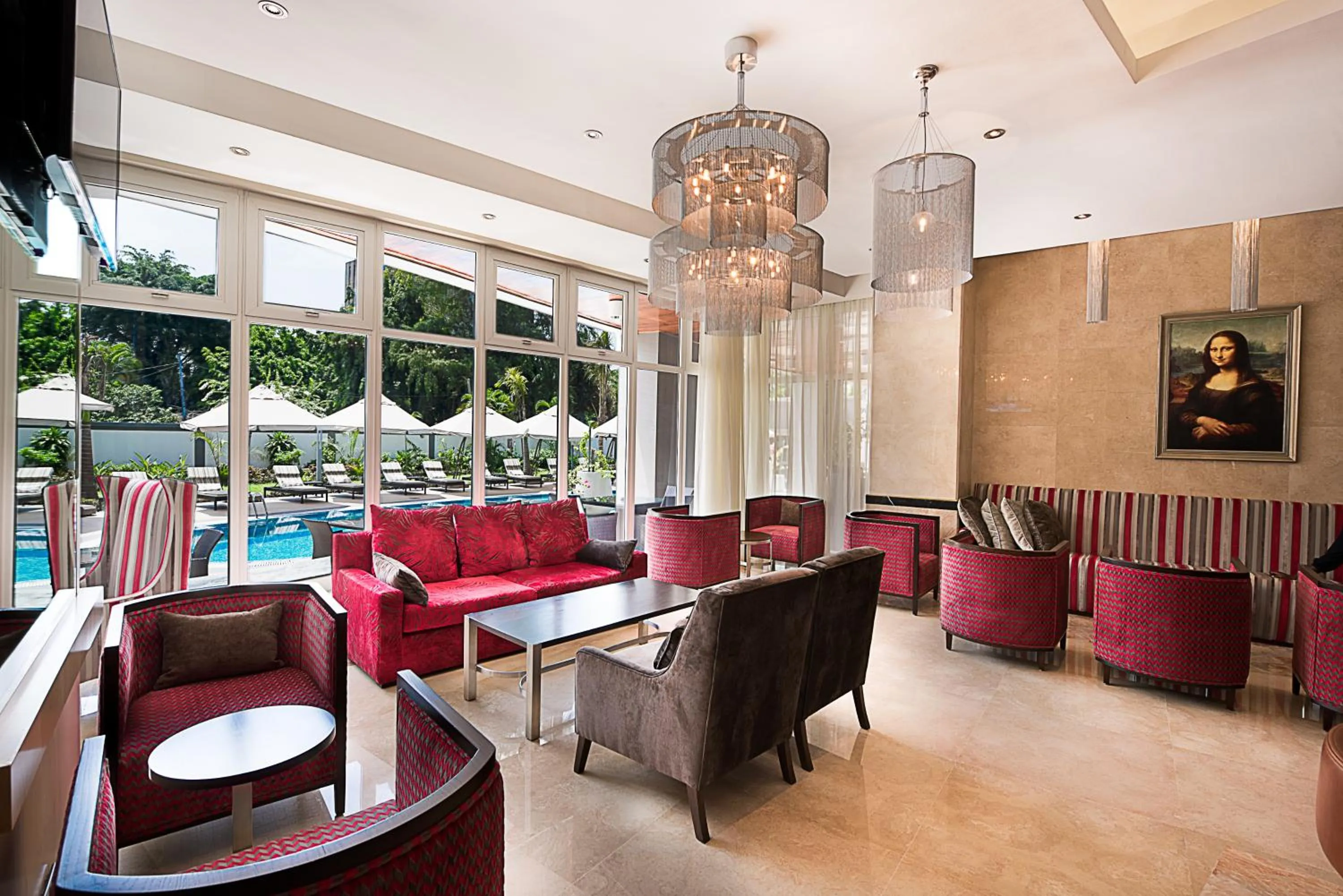 Communal lounge/ TV room in The George Hotel