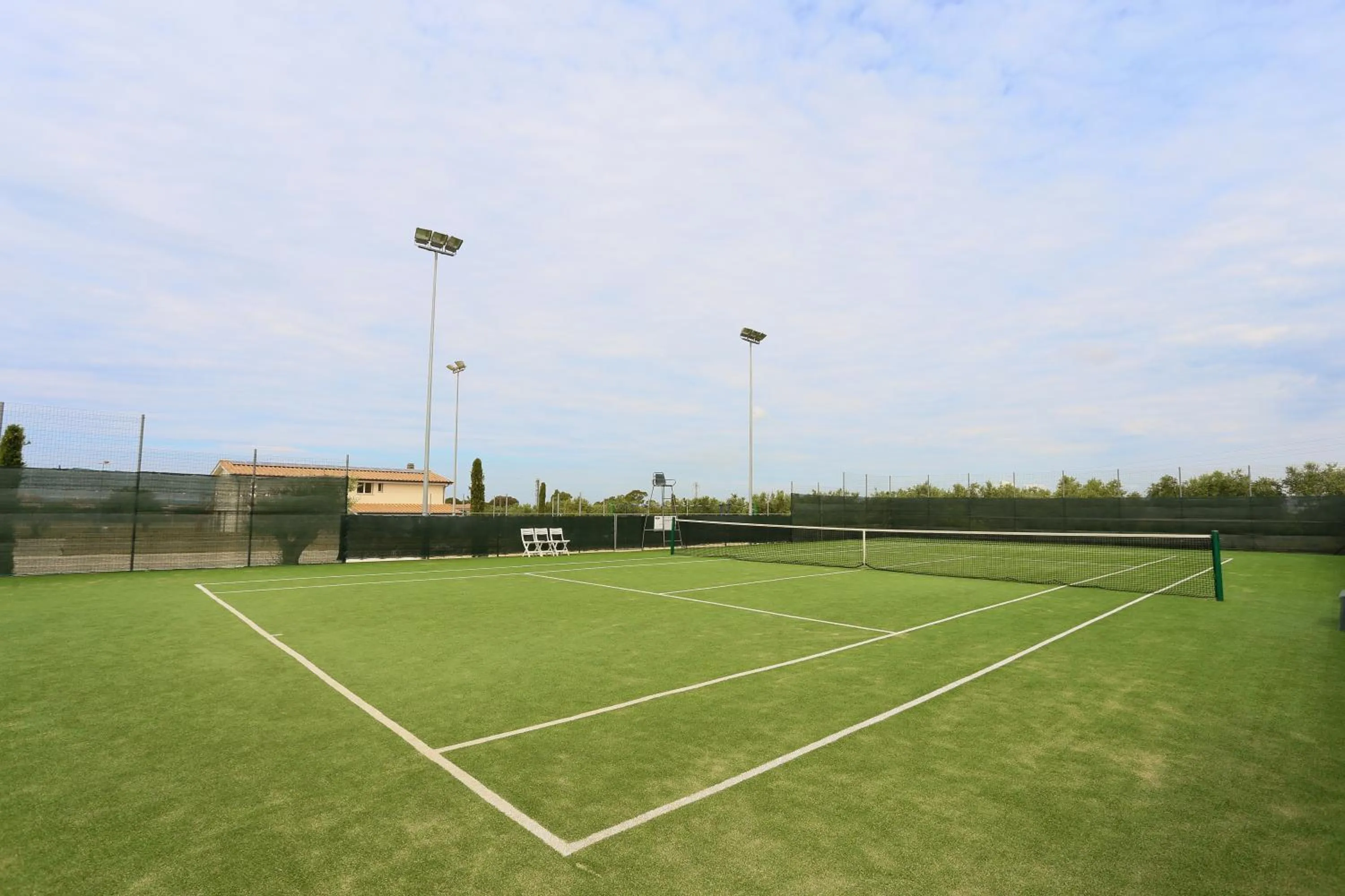 Tennis court in Bed and Breakfast Country Cottage