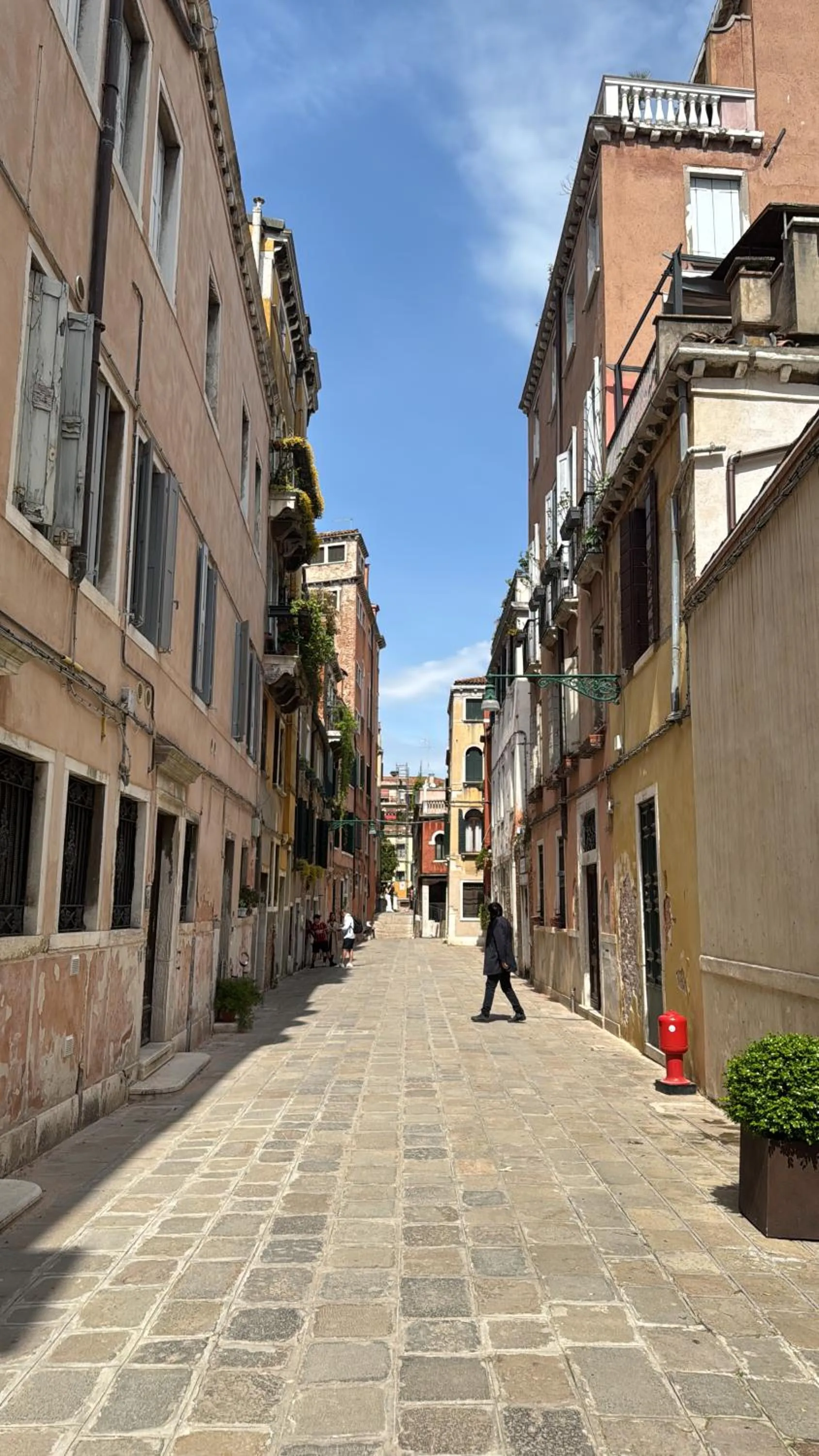Quiet street view in B&B Fortuny