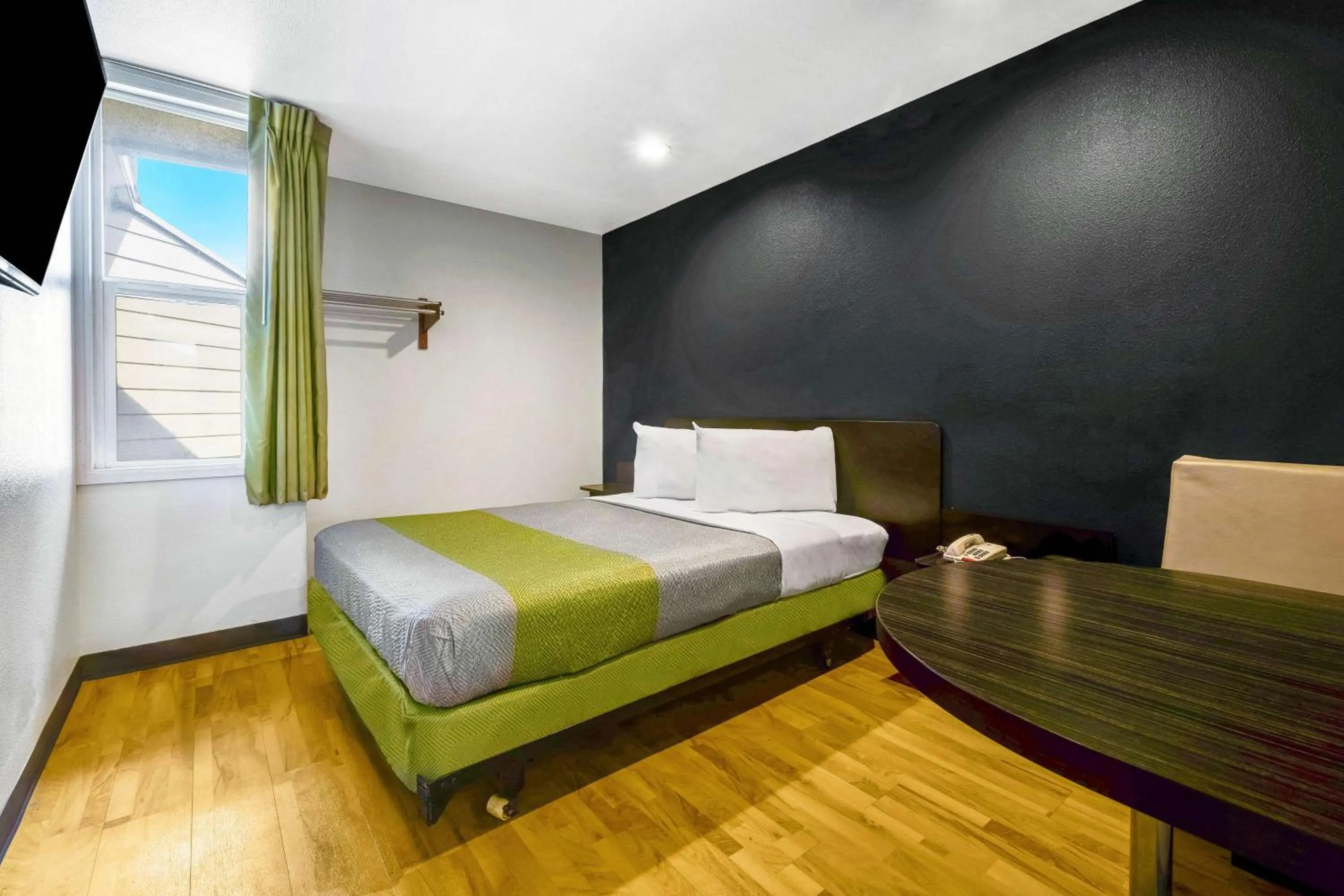 Photo of the whole room, Bed in Studio 6-Portland, OR