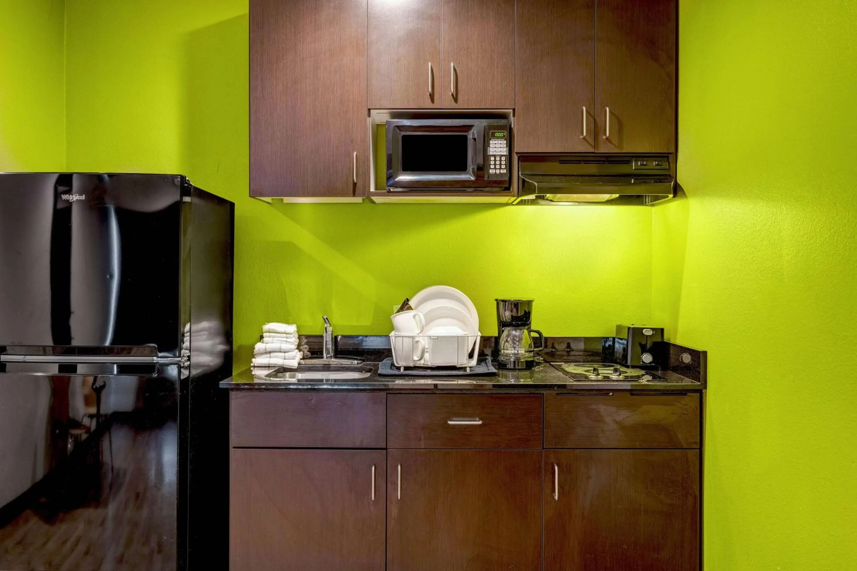 Photo of the whole room in Studio 6-Portland, OR