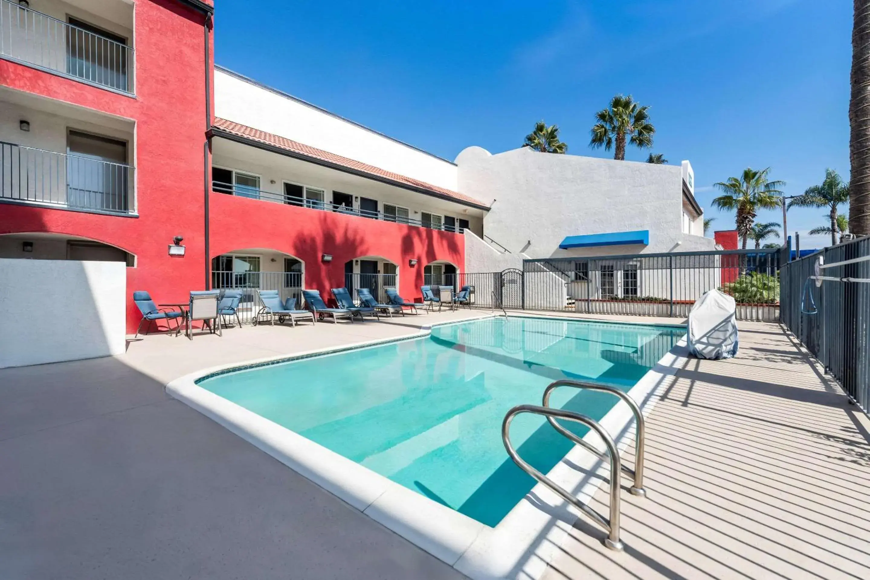 Swimming pool in SureStay Plus Hotel by Best Western Chula Vista West Swimming pool in SureStay Plus Hotel by Best Western Chula Vista West