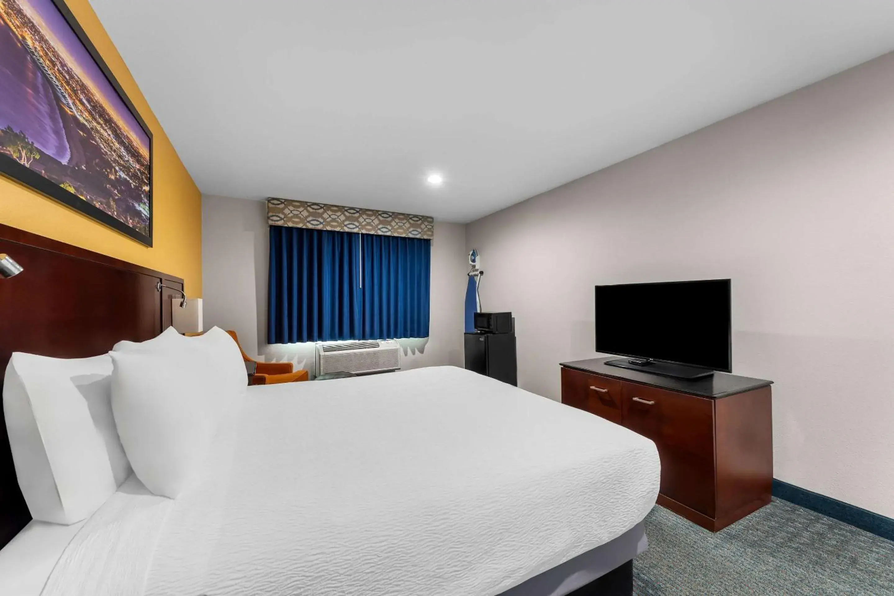 Bedroom, Bed in SureStay Plus Hotel by Best Western Chula Vista West Bedroom, Bed in SureStay Plus Hotel by Best Western Chula Vista West