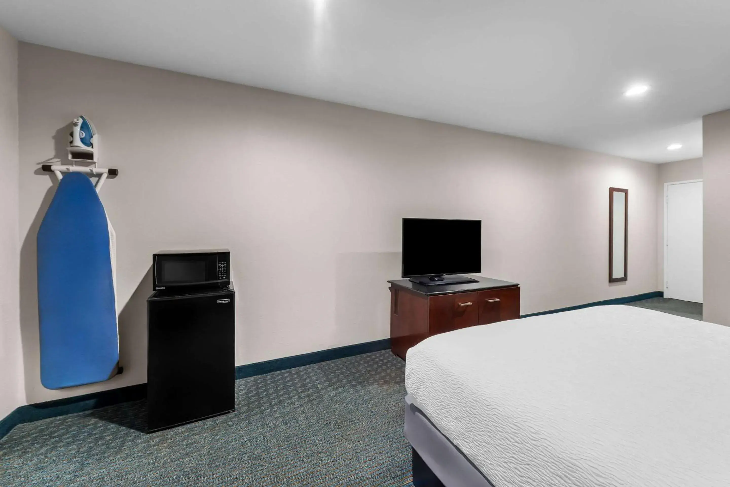Bedroom, Bed in SureStay Plus Hotel by Best Western Chula Vista West Bedroom, Bed in SureStay Plus Hotel by Best Western Chula Vista West