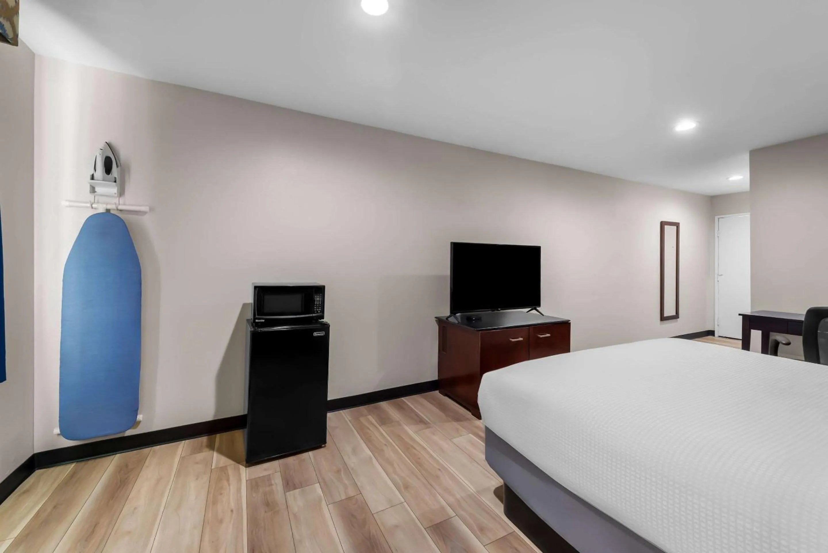 Bedroom, Bed in SureStay Plus Hotel by Best Western Chula Vista West