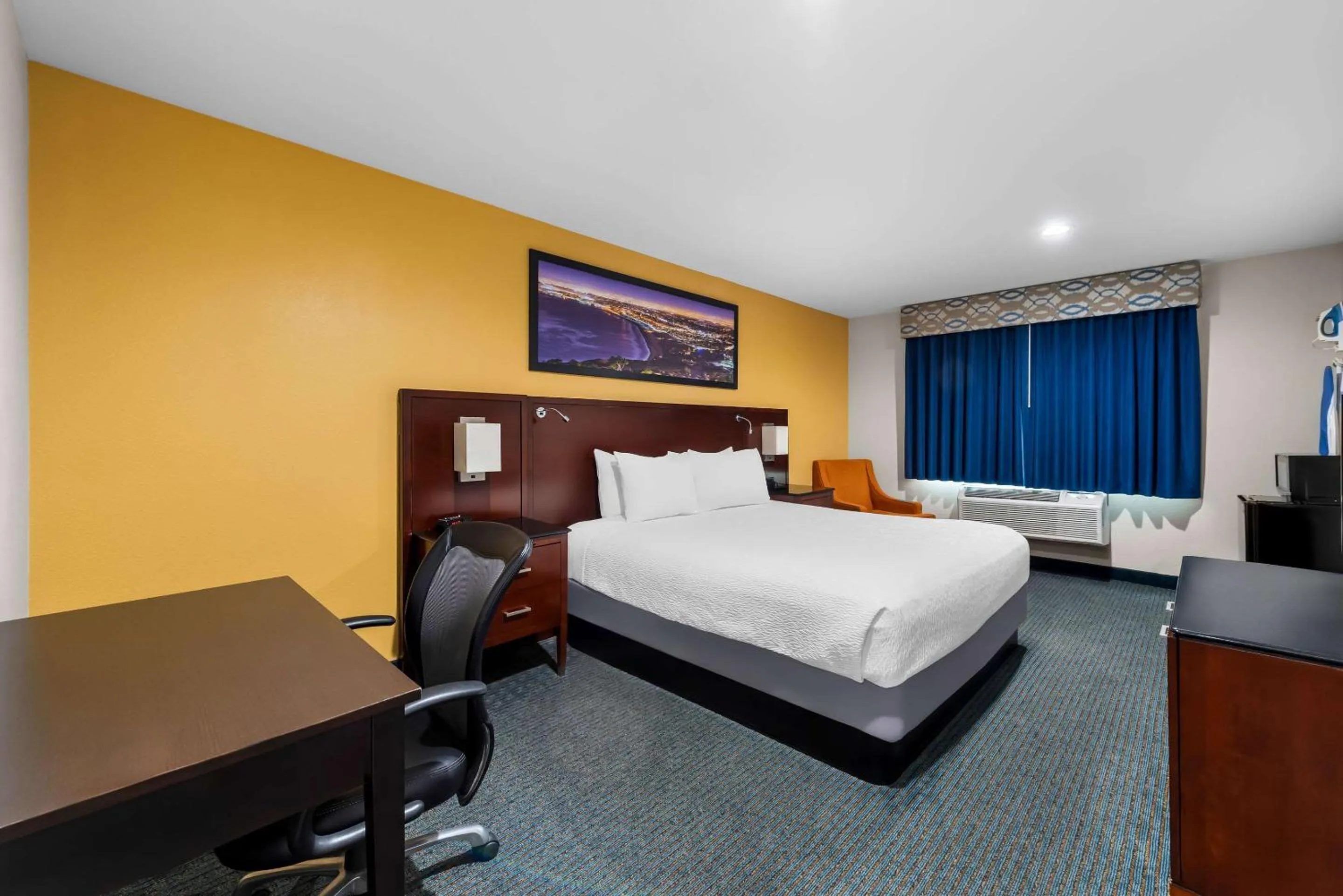 Bedroom, Bed in SureStay Plus Hotel by Best Western Chula Vista West