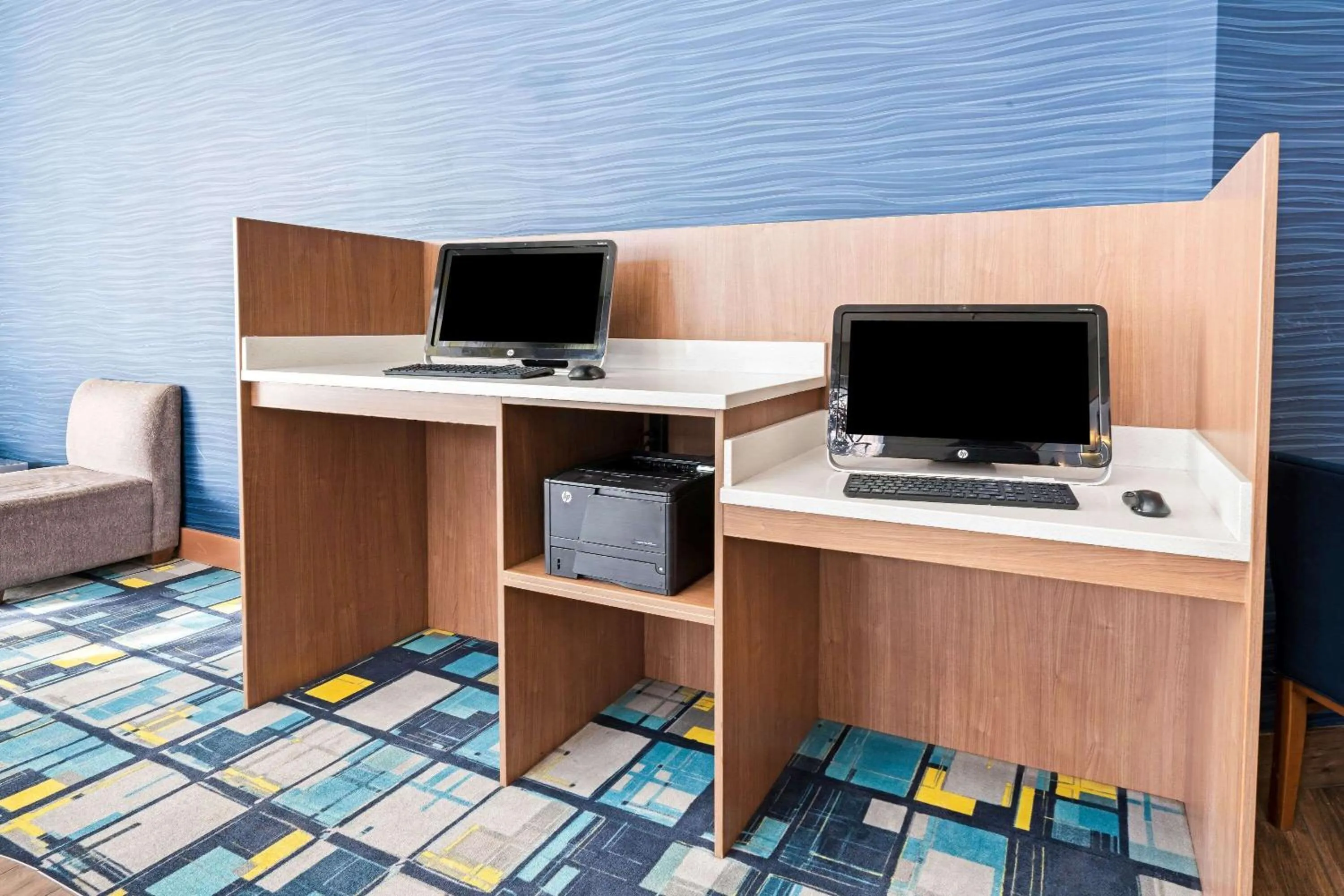 Business facilities in La Quinta by Wyndham Logan