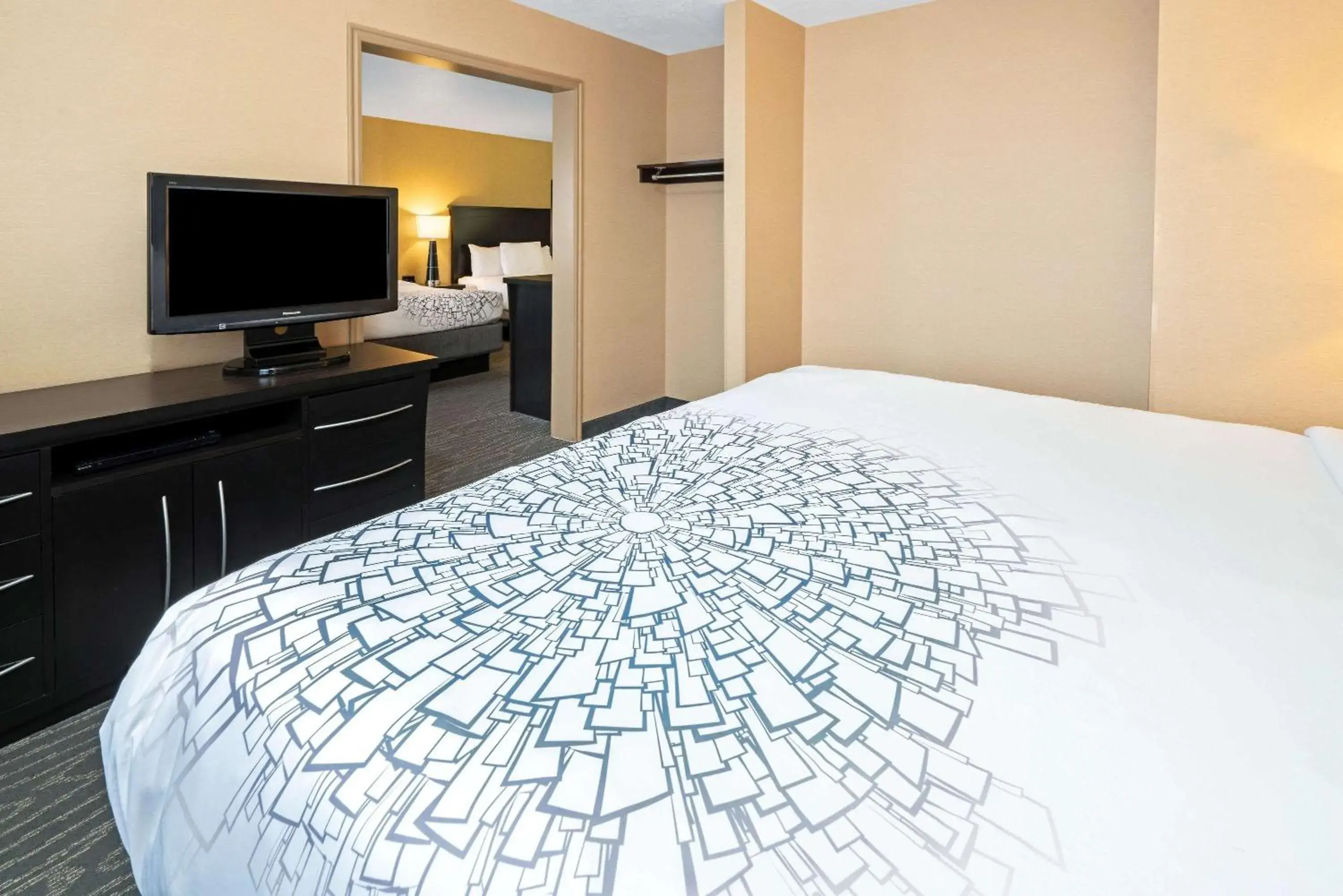 Photo of the whole room, Bed in La Quinta by Wyndham Logan Photo of the whole room, Bed in La Quinta by Wyndham Logan