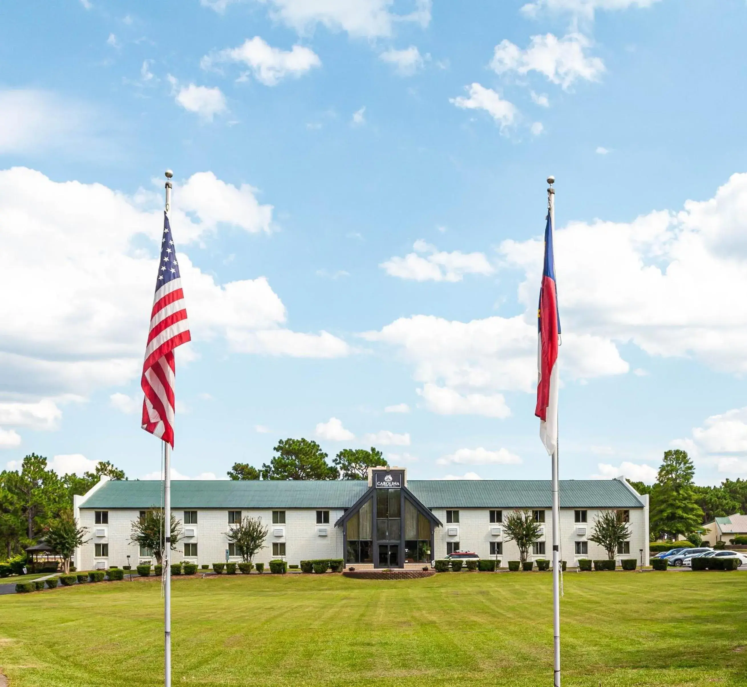 Property building in Carolina Pine Inn near Southern Pines-Pinehurst Property building in Carolina Pine Inn near Southern Pines-Pinehurst