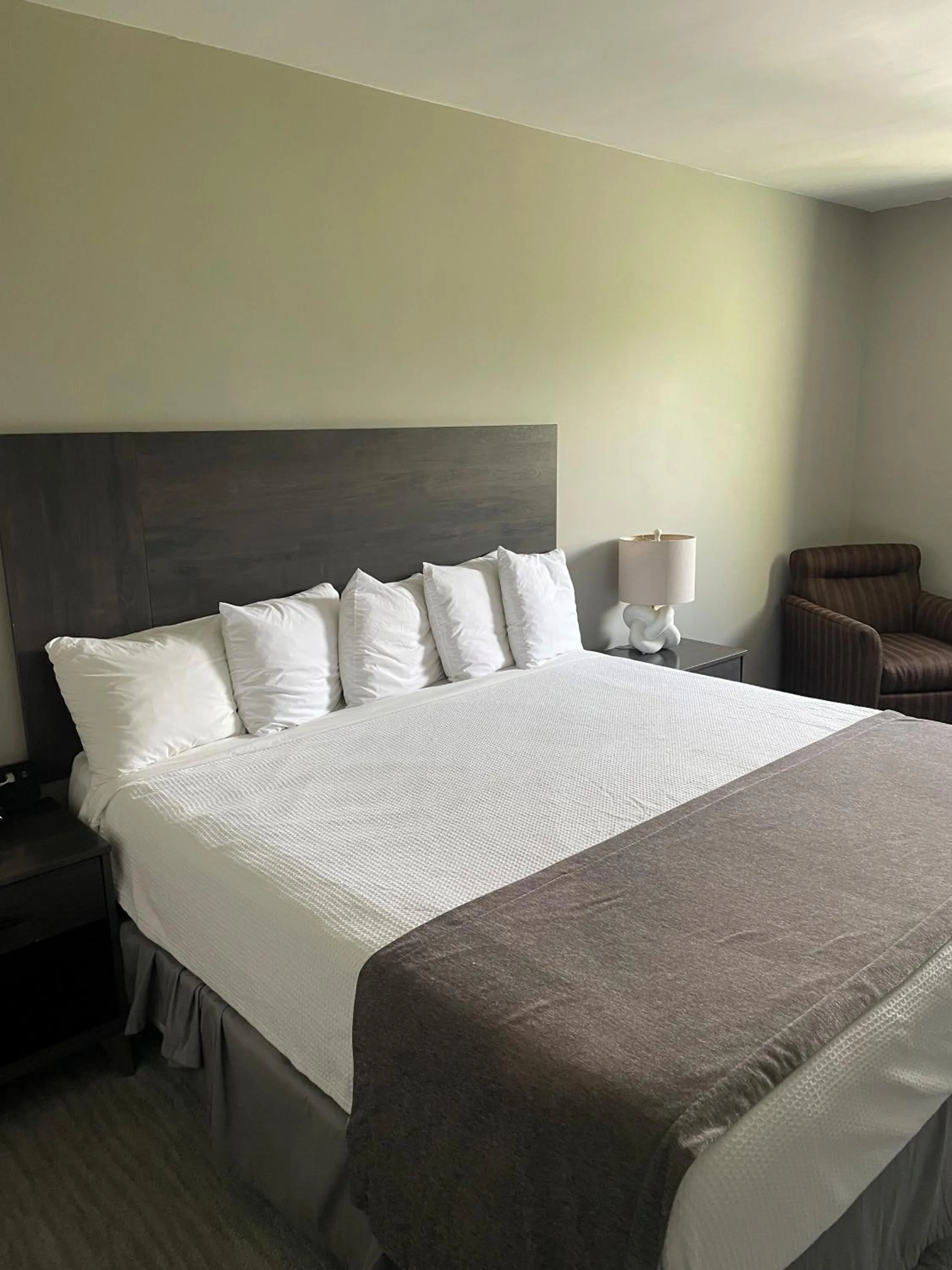 Bed in Carolina Pine Inn near Southern Pines-Pinehurst