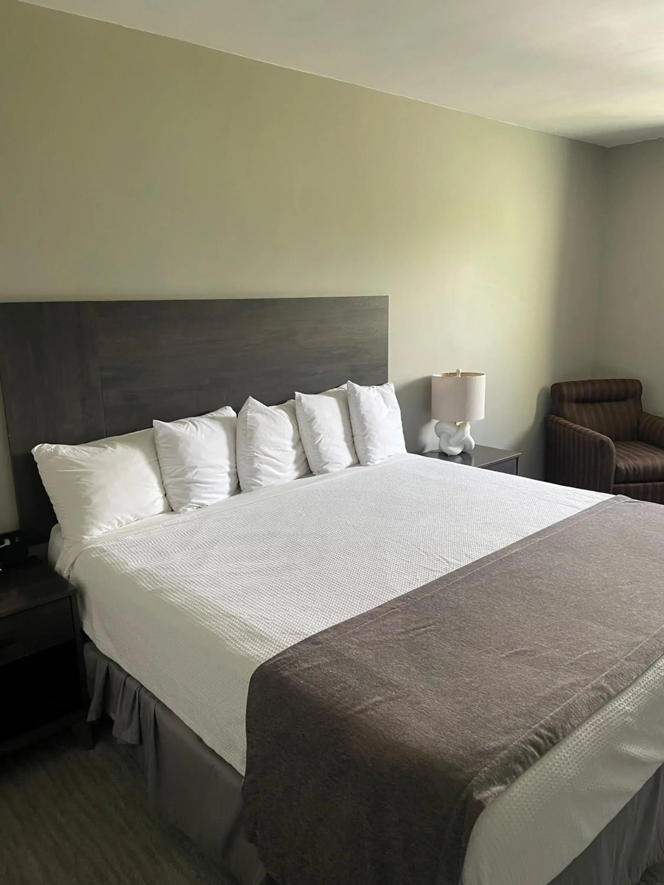 Bed in Carolina Pine Inn near Southern Pines-Pinehurst Bed in Carolina Pine Inn near Southern Pines-Pinehurst