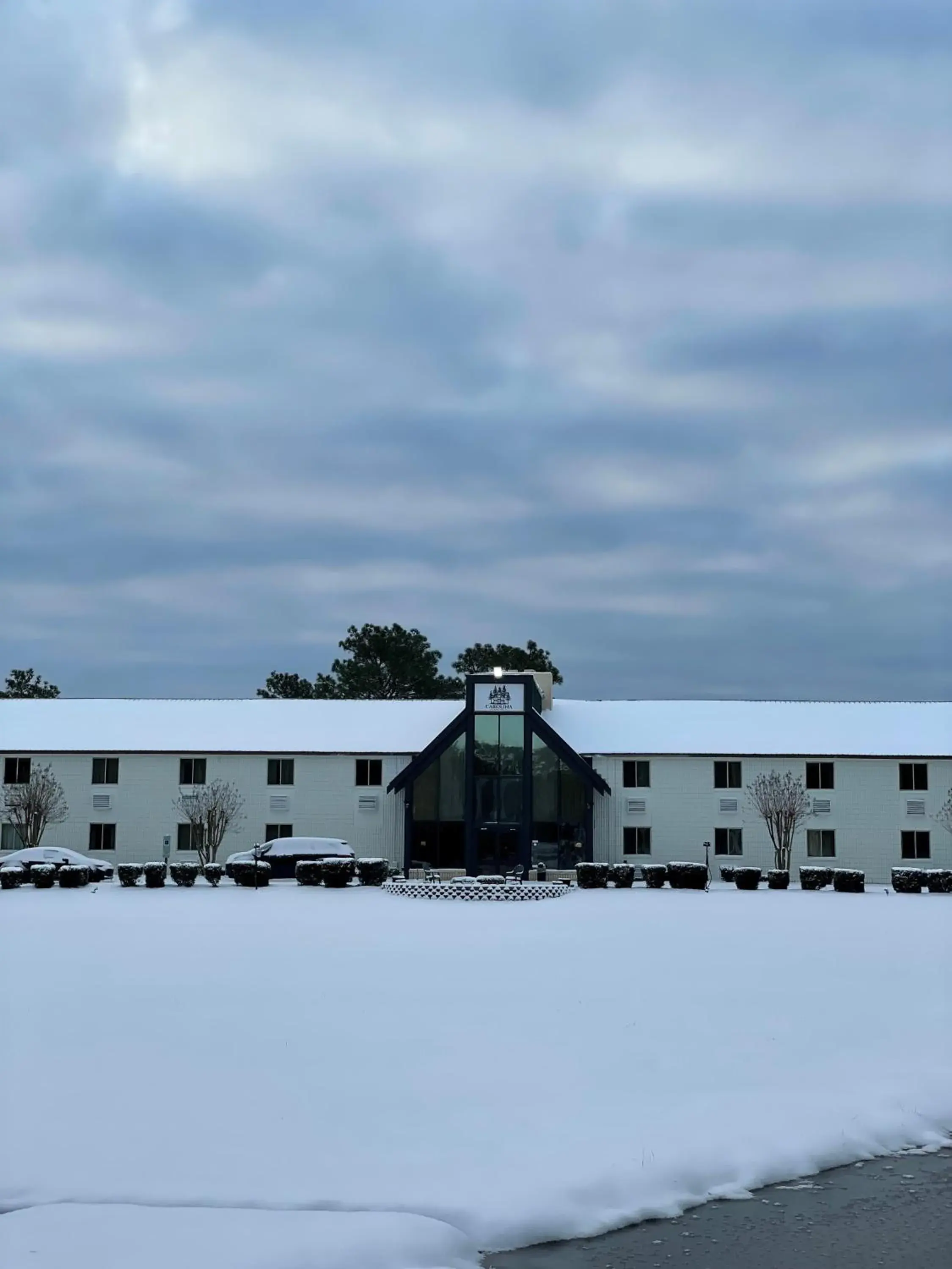 Property building in Carolina Pine Inn near Southern Pines-Pinehurst Property building in Carolina Pine Inn near Southern Pines-Pinehurst