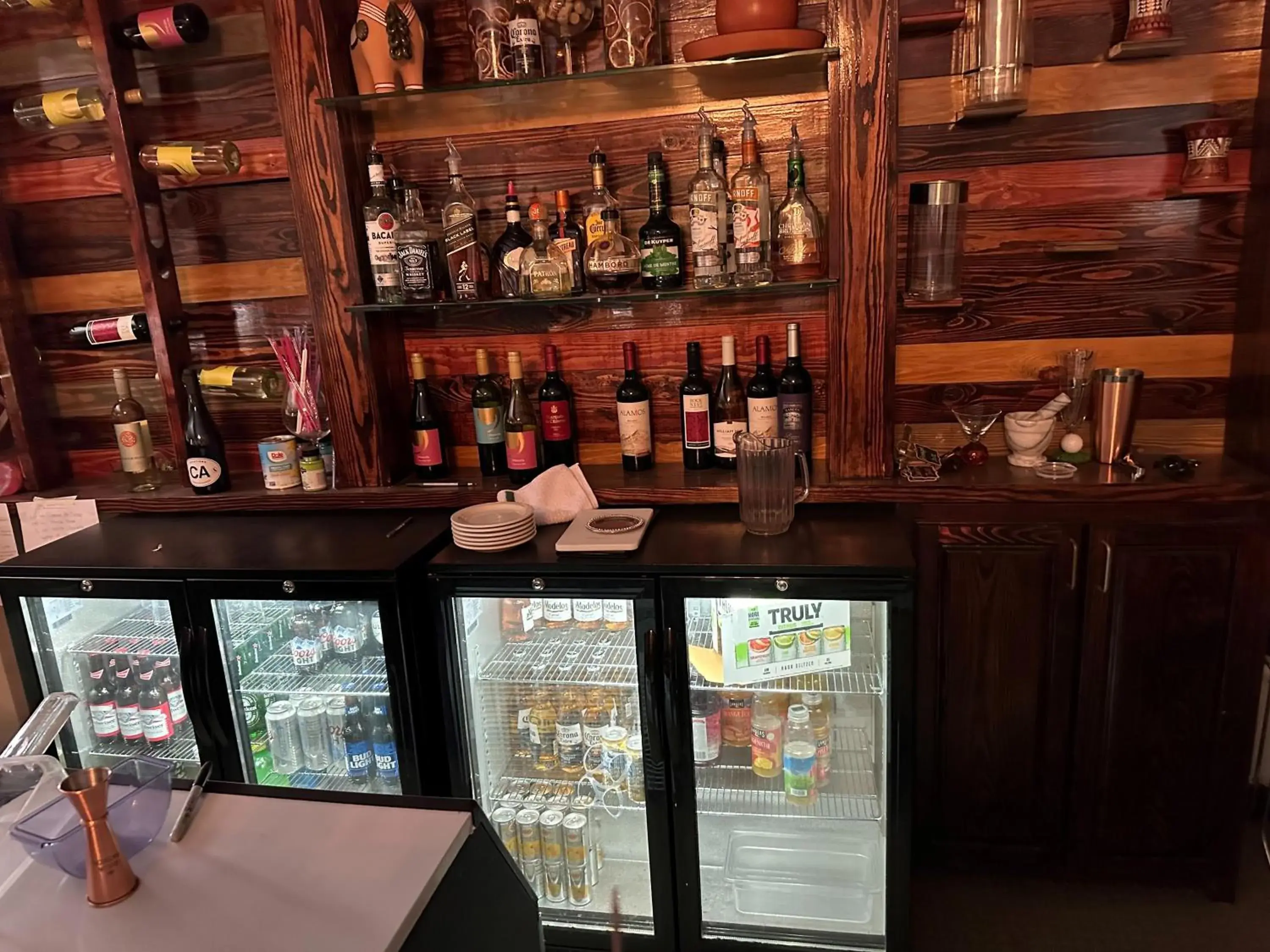 Lounge or bar in Carolina Pine Inn near Southern Pines-Pinehurst Lounge or bar in Carolina Pine Inn near Southern Pines-Pinehurst