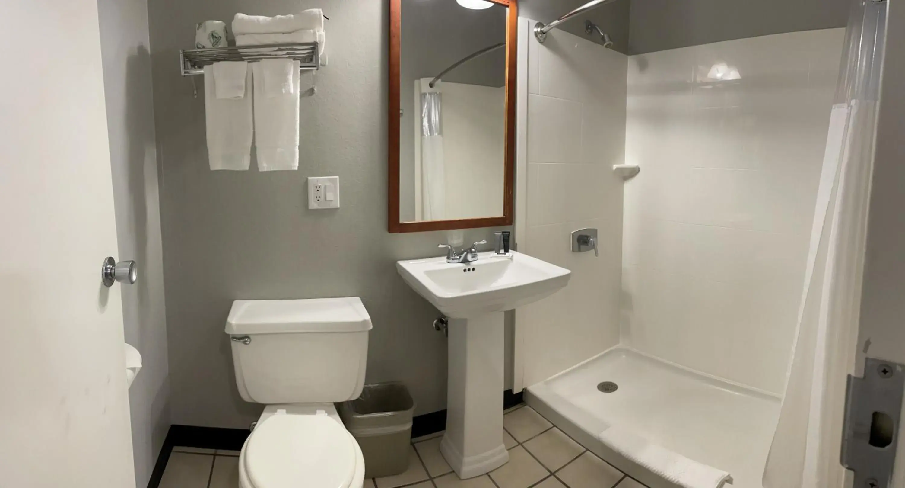 Bathroom in Carolina Pine Inn near Southern Pines-Pinehurst Bathroom in Carolina Pine Inn near Southern Pines-Pinehurst