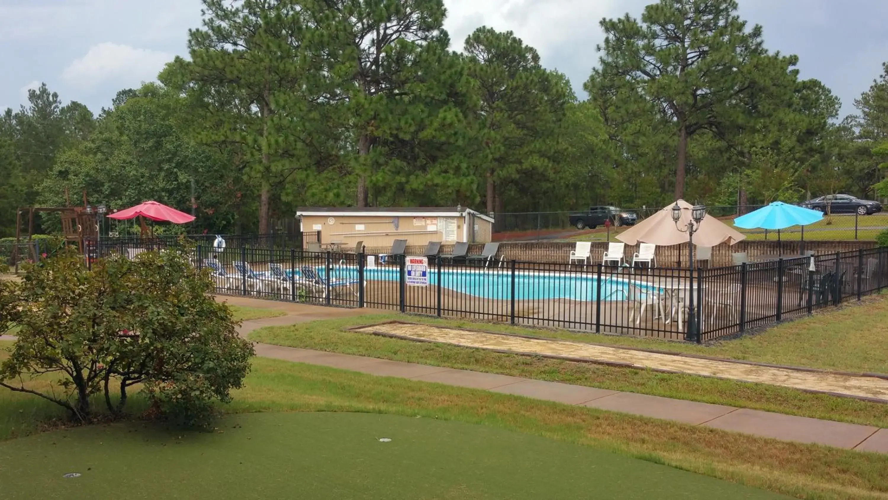 Swimming pool in Carolina Pine Inn near Southern Pines-Pinehurst Swimming pool in Carolina Pine Inn near Southern Pines-Pinehurst