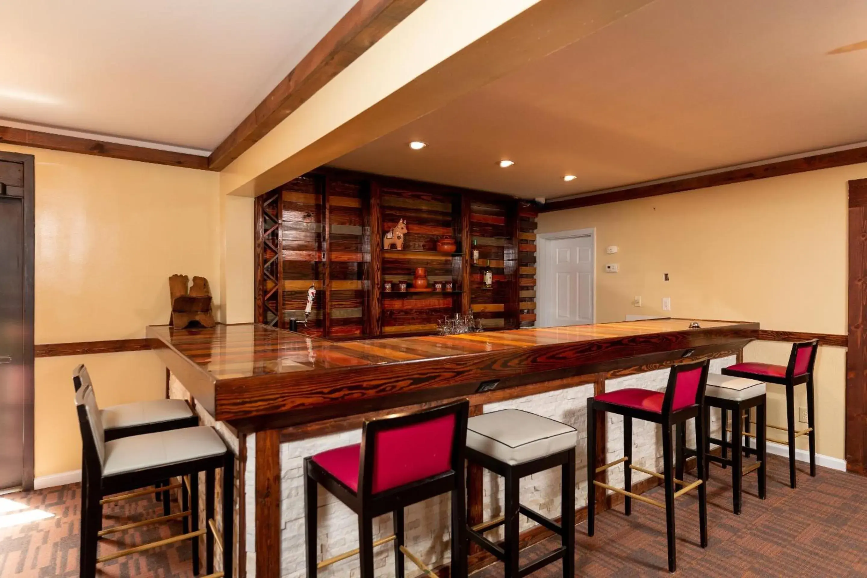 Lounge or bar in Carolina Pine Inn near Southern Pines-Pinehurst Lounge or bar in Carolina Pine Inn near Southern Pines-Pinehurst