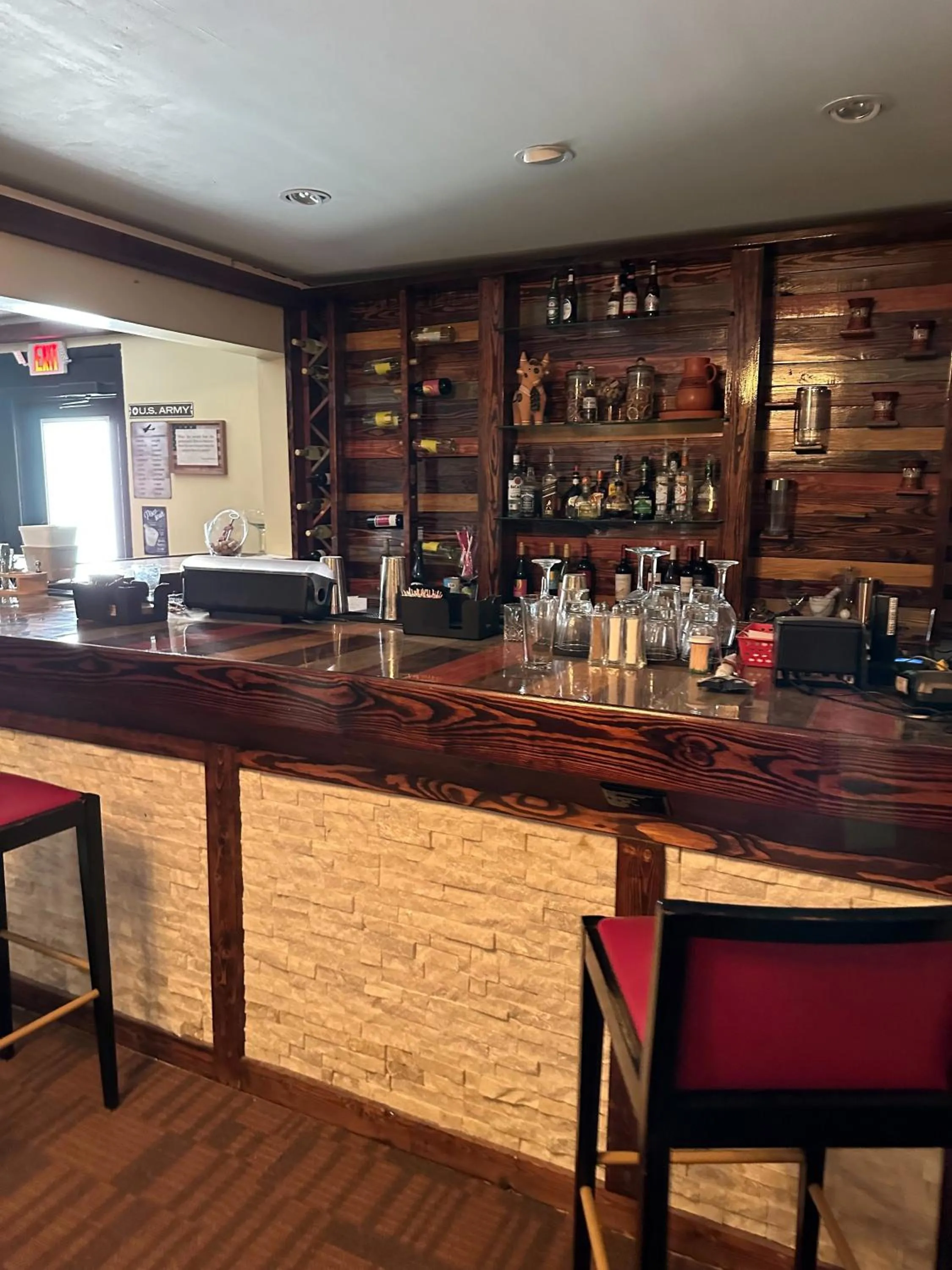 Lounge or bar in Carolina Pine Inn near Southern Pines-Pinehurst