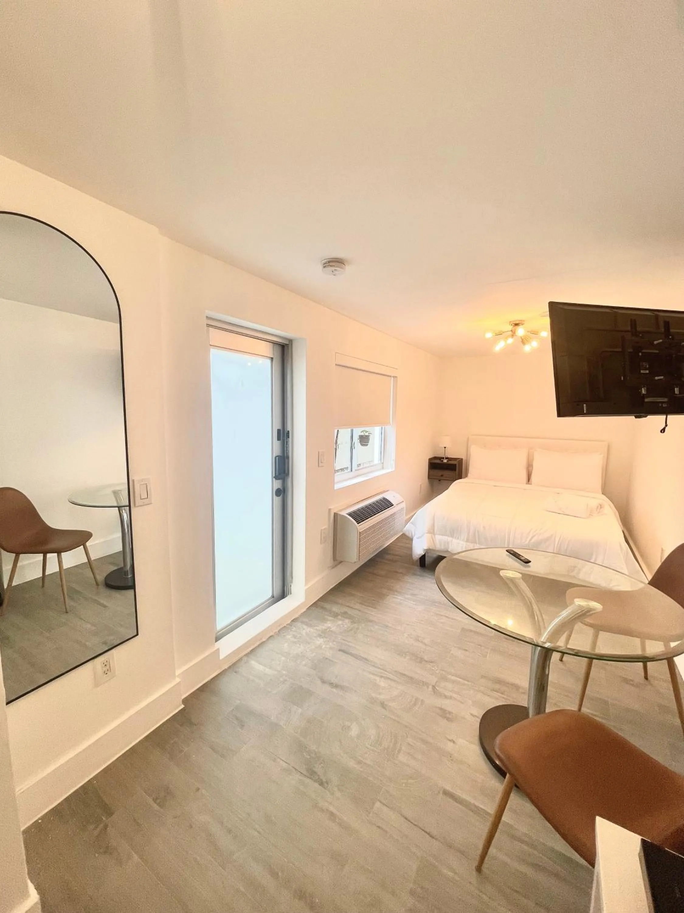 Photo of the whole room, Bed in Agave on the Beach