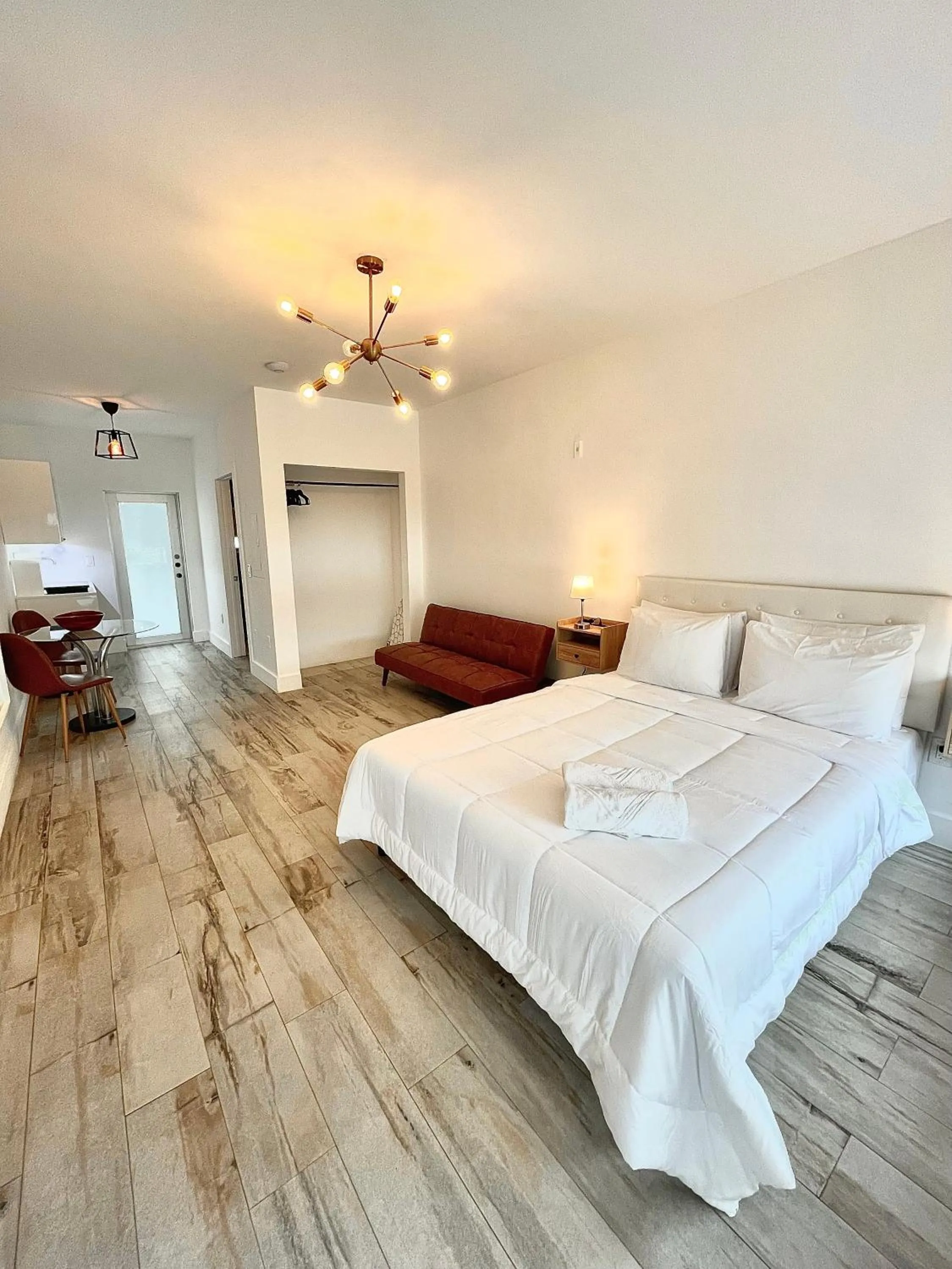Photo of the whole room, Bed in Agave on the Beach