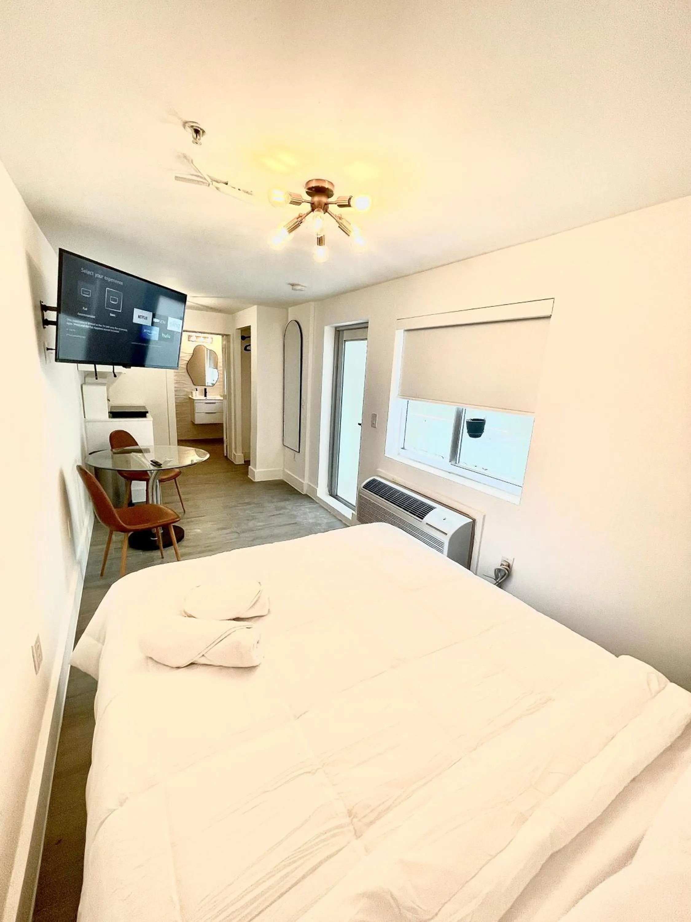 Photo of the whole room, Bed in Agave on the Beach