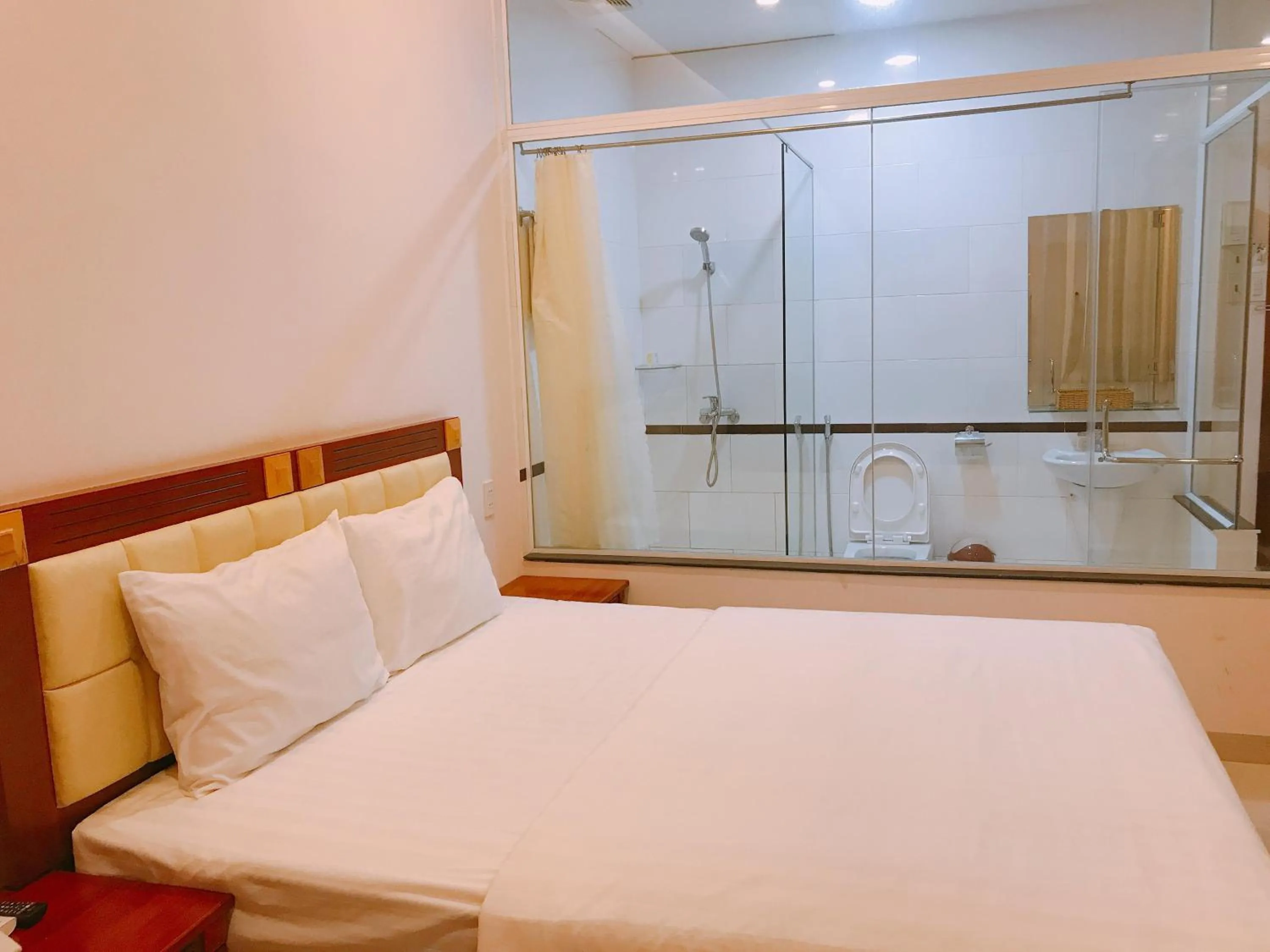 Shower, Bed in Hoang Ngoc Hotel