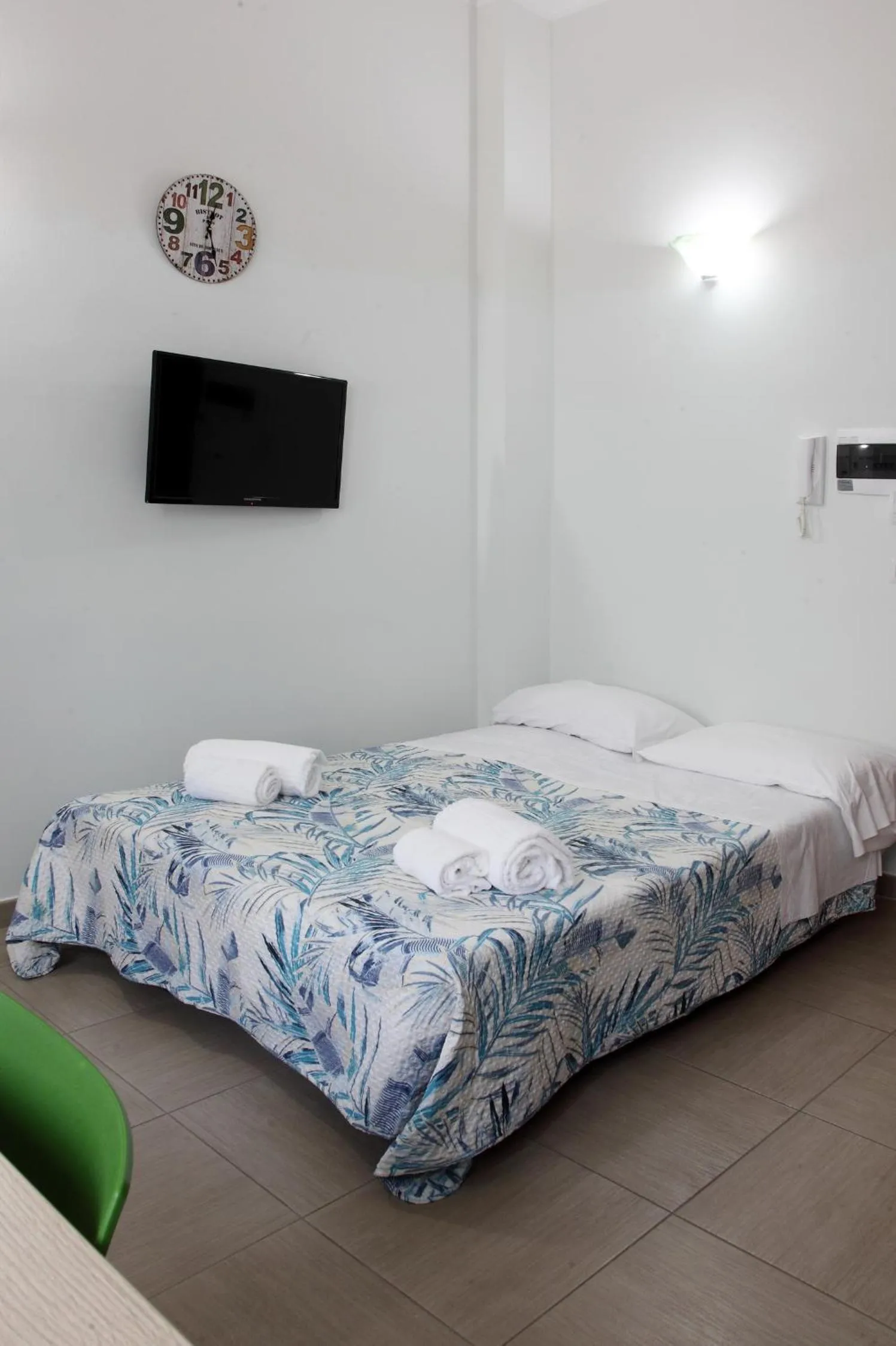 Bed in Green Wave
