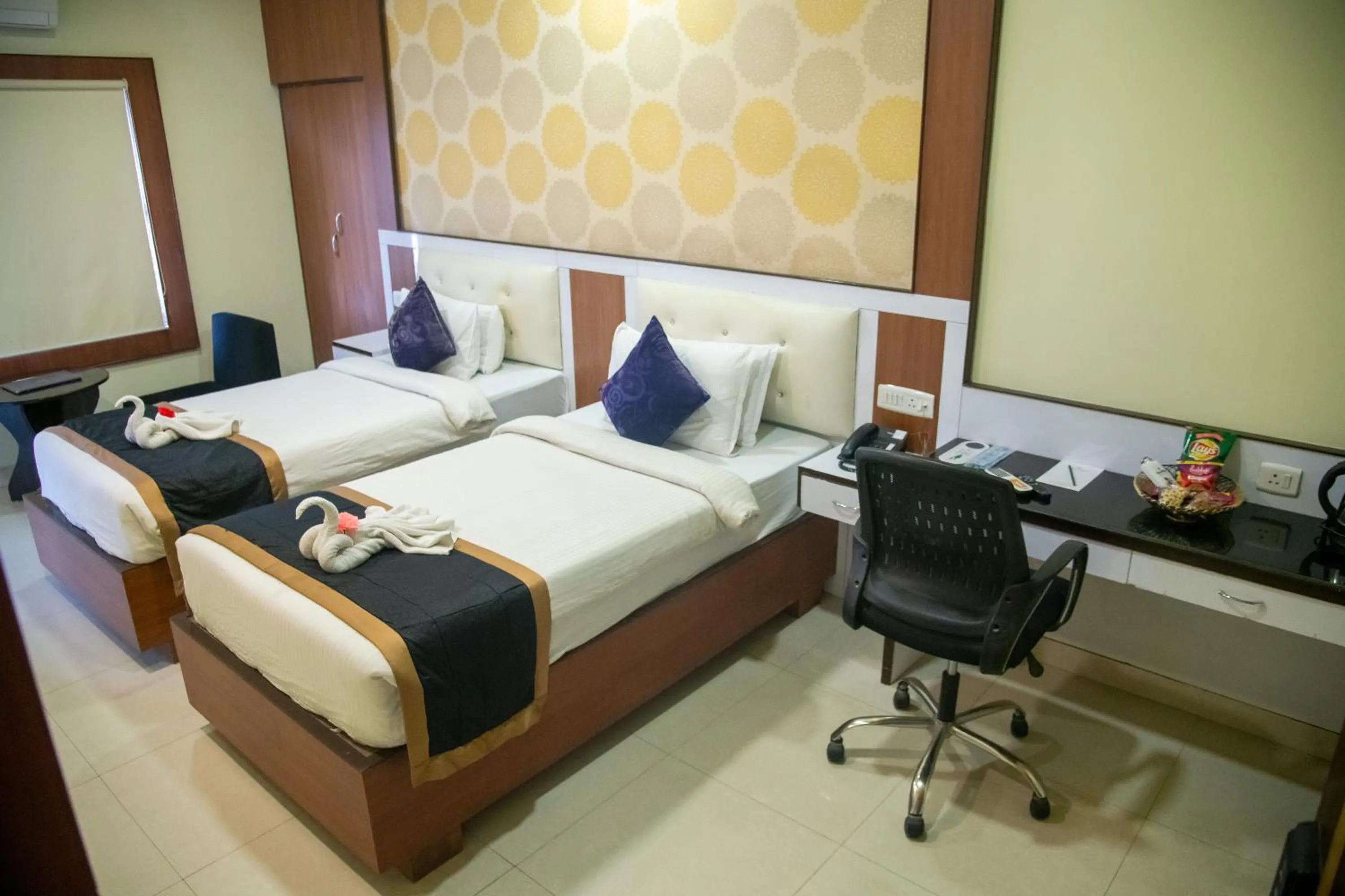 Seating area, Bed in Hotel Sonar Tori