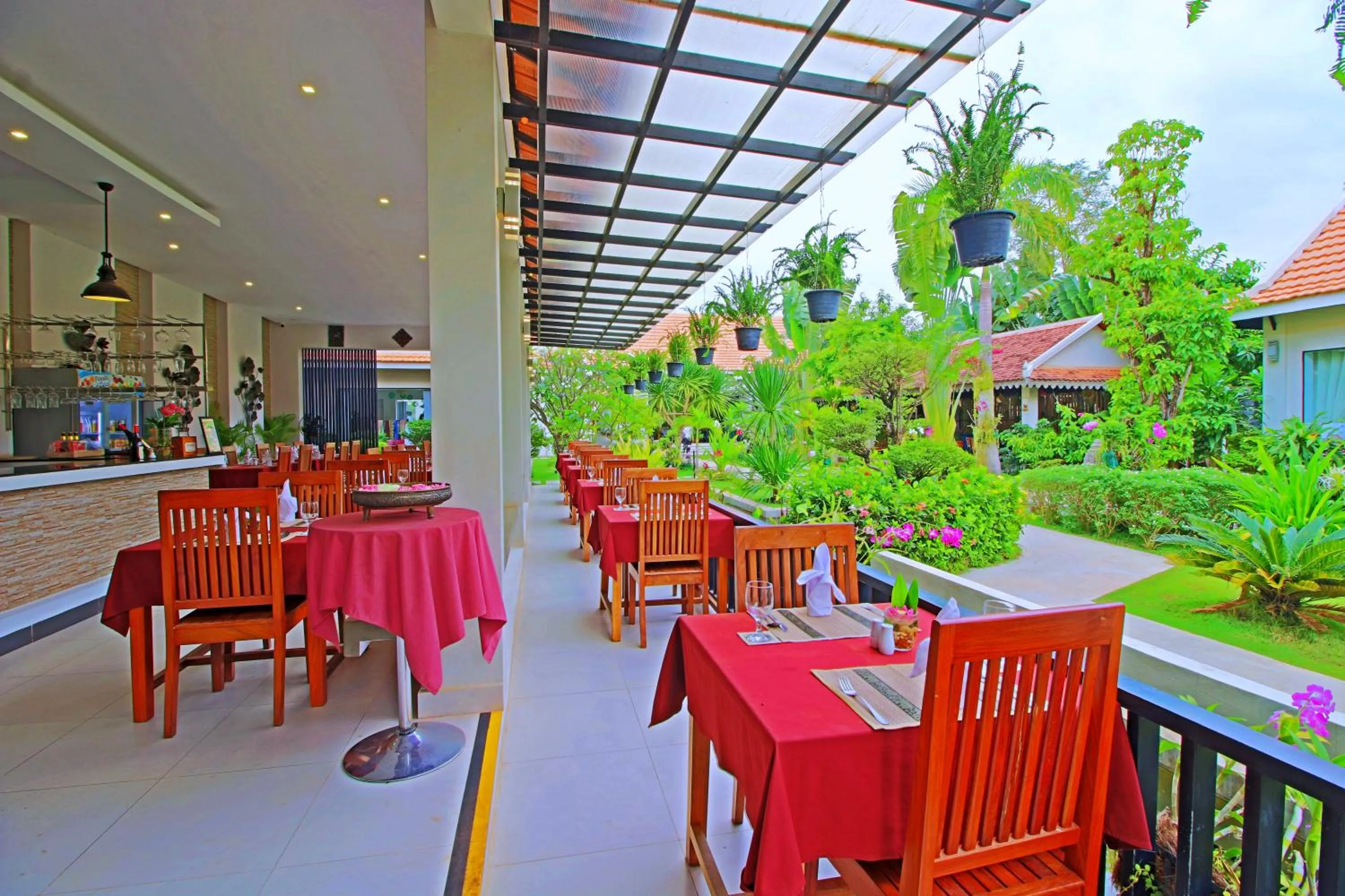 Restaurant/places to eat in New Riverside Hotel