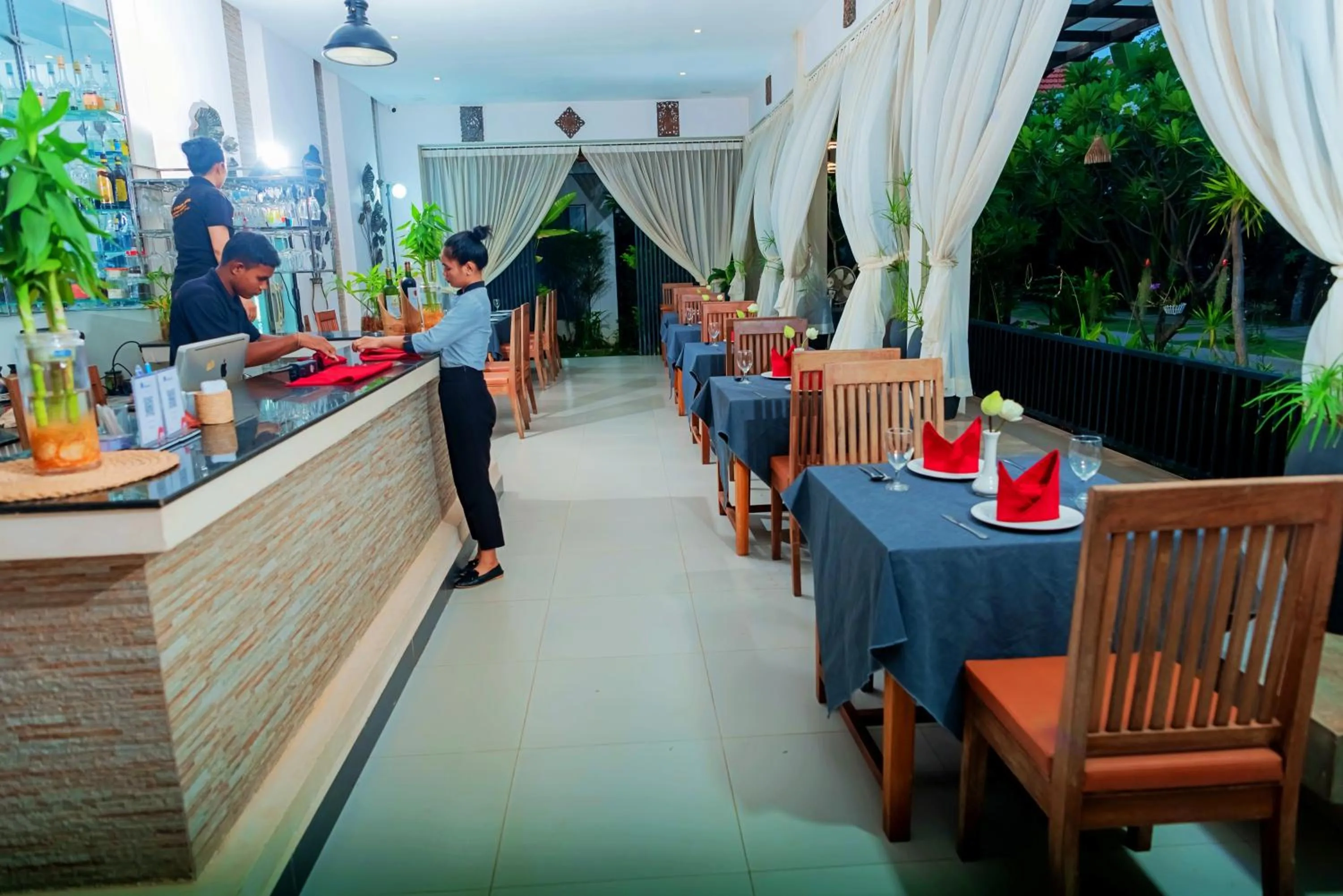 Restaurant/places to eat in New Riverside Hotel