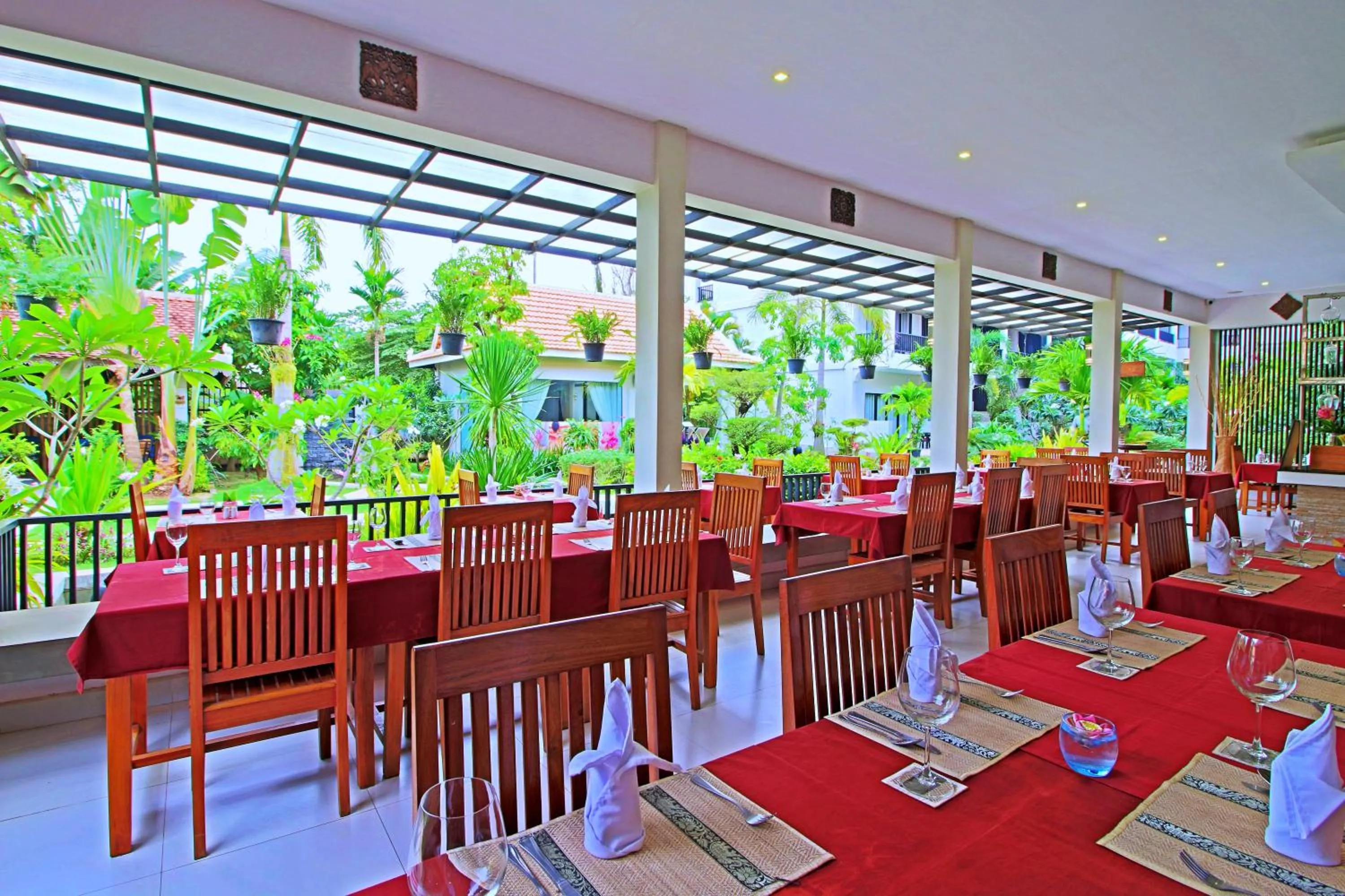 Restaurant/places to eat in New Riverside Hotel