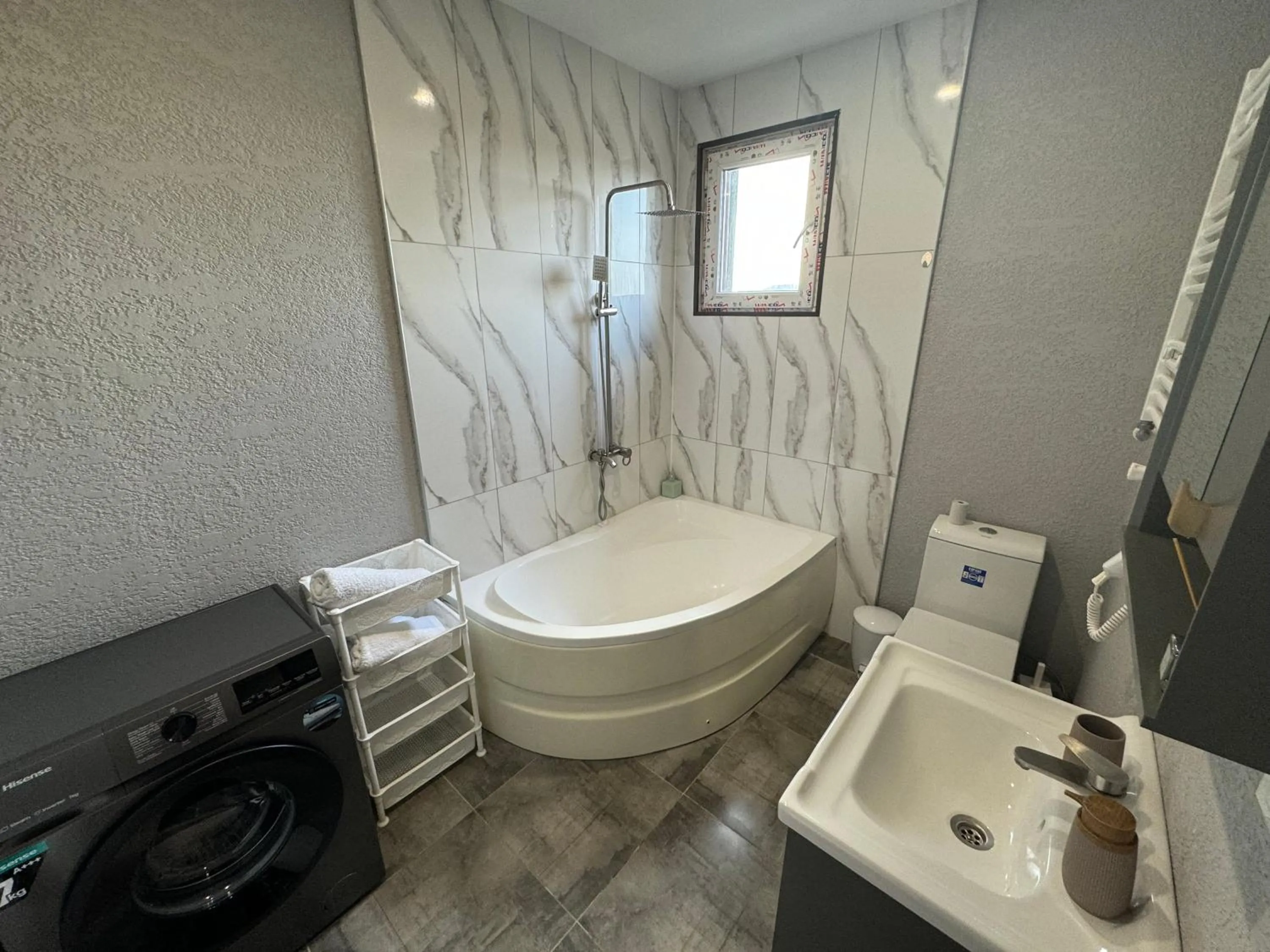 Family Room with Private Bathroom in Elene