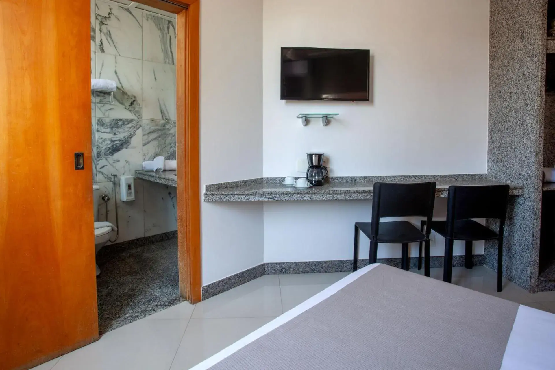 TV and multimedia, Bed in Savassinho Hotel & Residence TV and multimedia, Bed in Savassinho Hotel & Residence