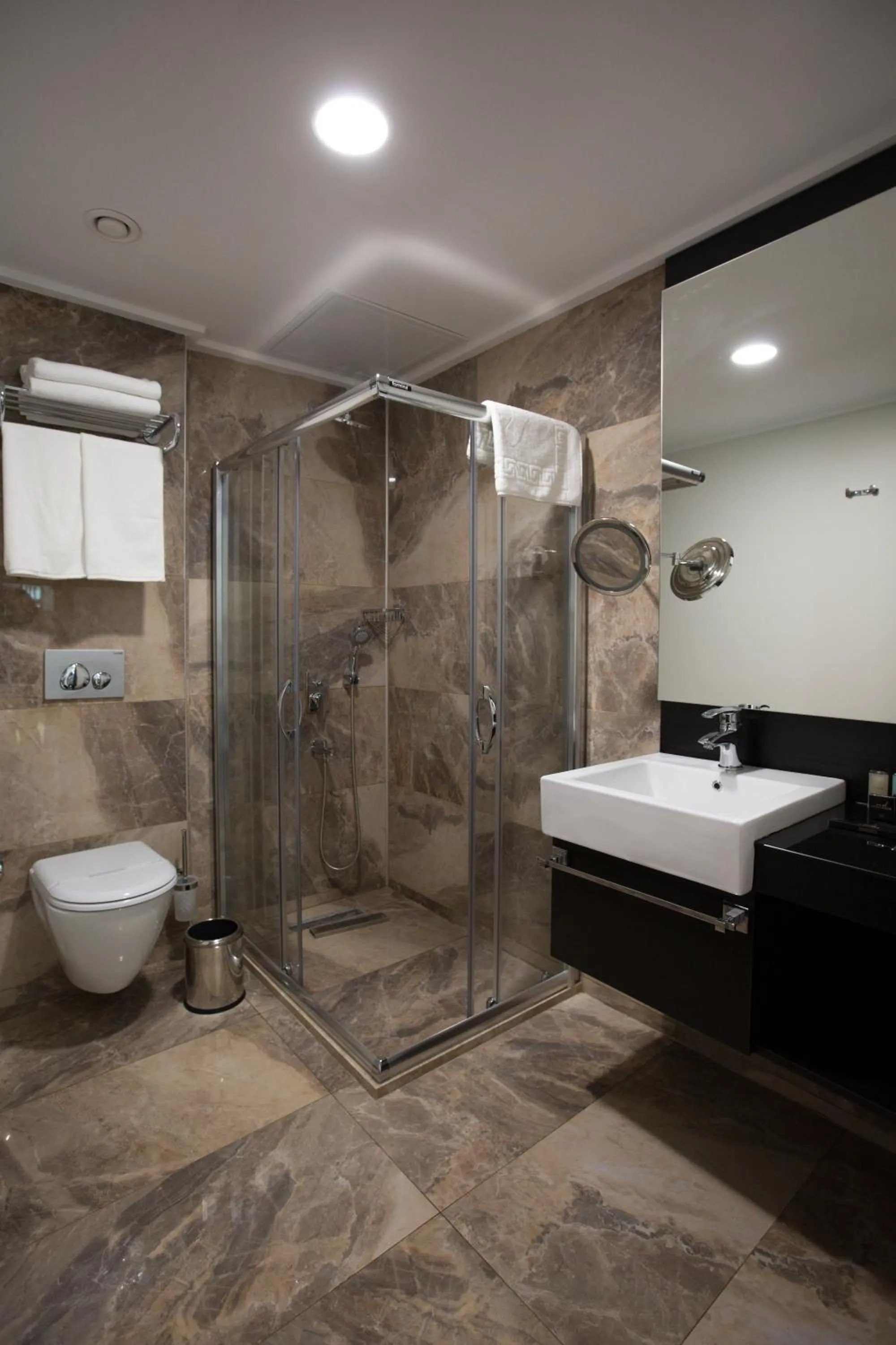 Bathroom in Northdoor Hotel