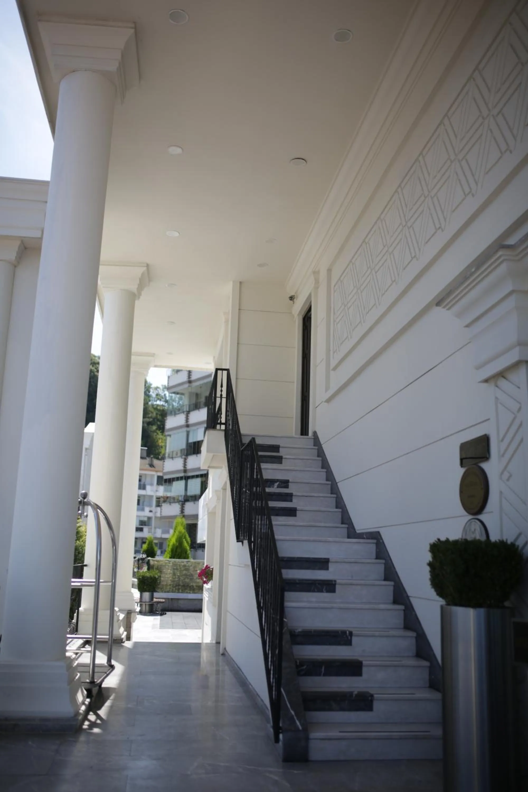 Facade/entrance in Northdoor Hotel