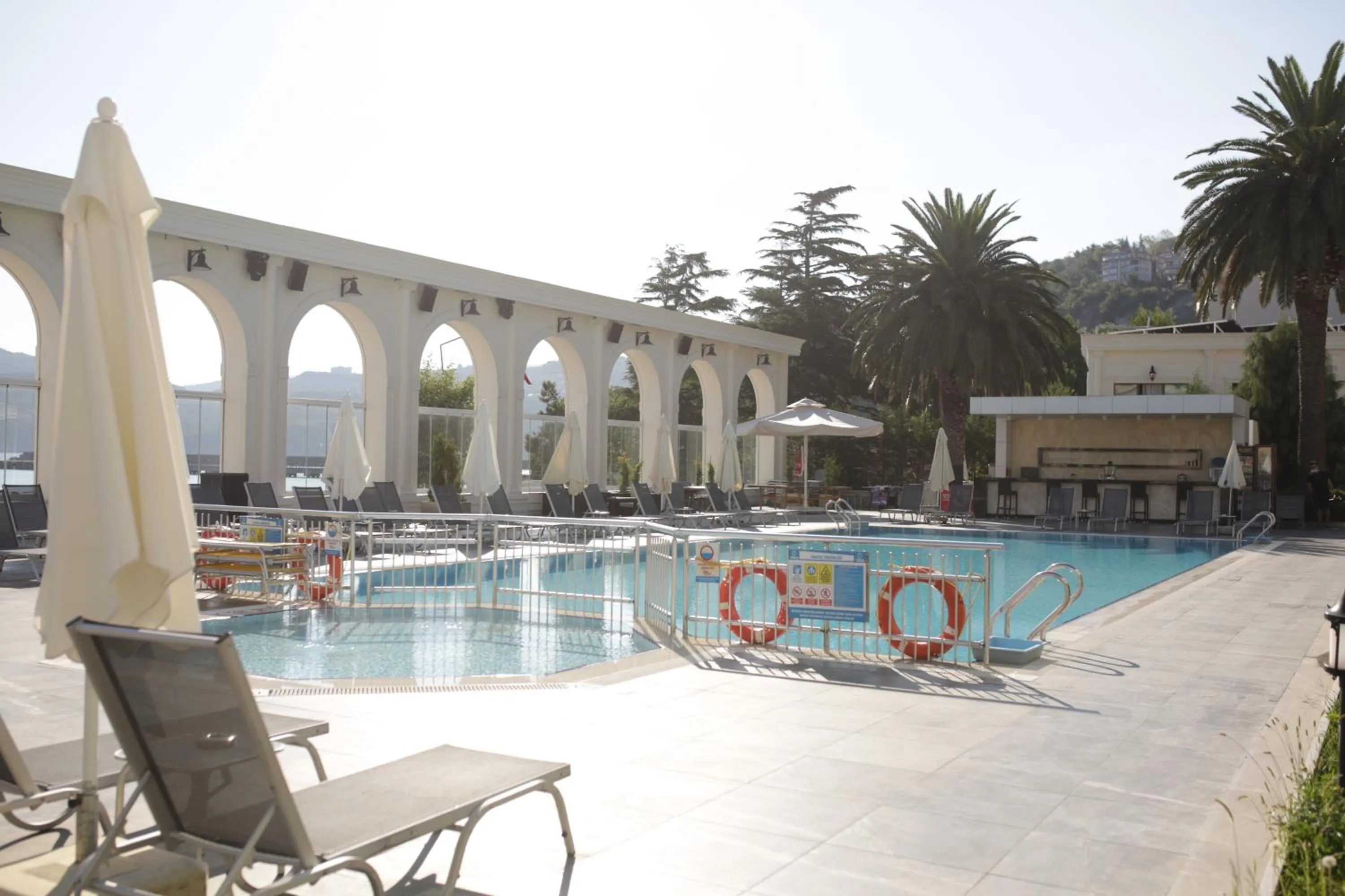 Swimming pool in Northdoor Hotel