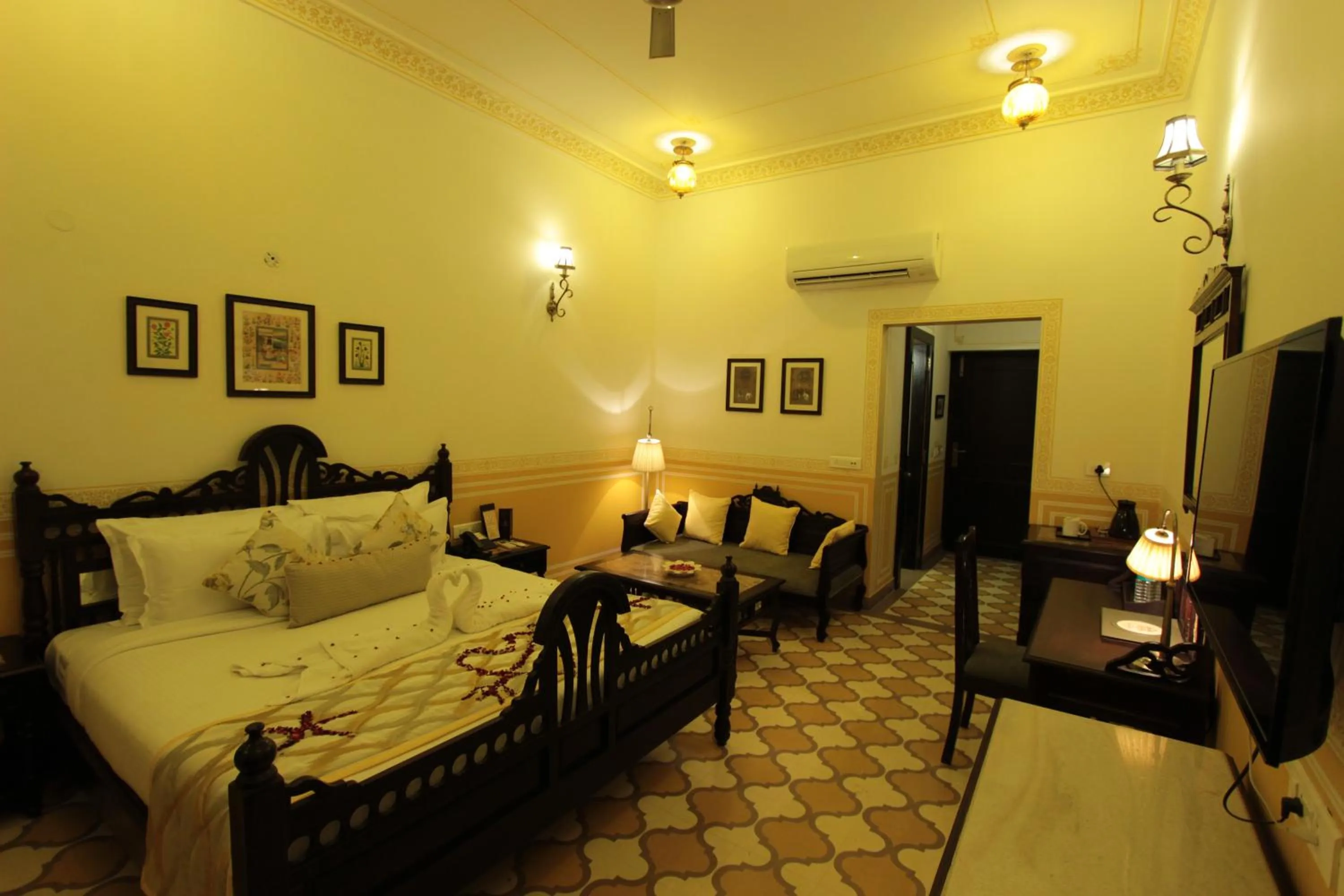 Bed in Grand Uniara A Heritage Hotel