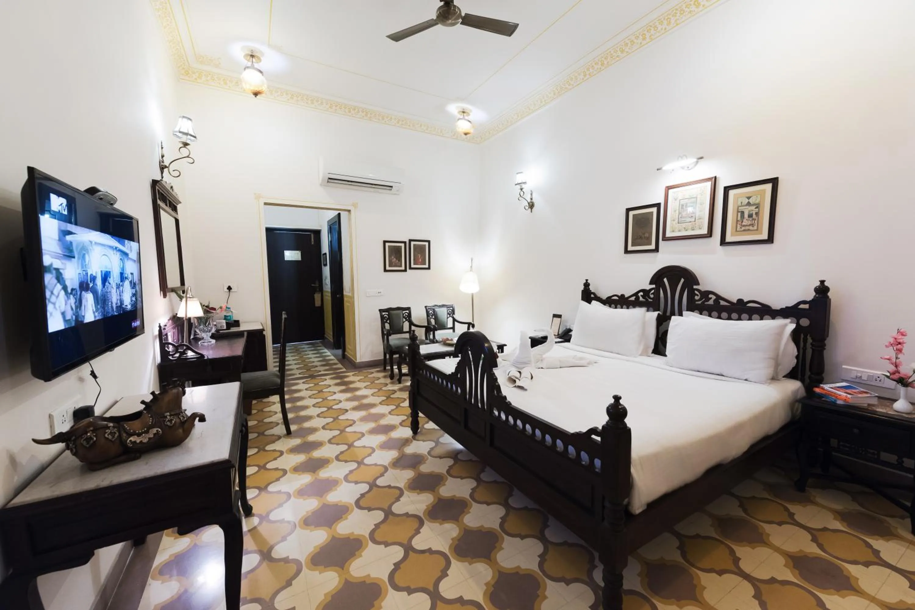 Bed in Grand Uniara A Heritage Hotel