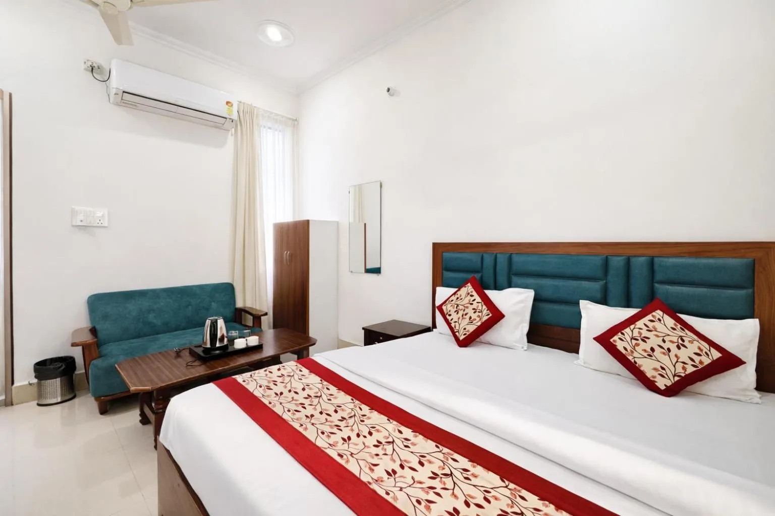 Bedroom, Bed in Murli Manohar Palace