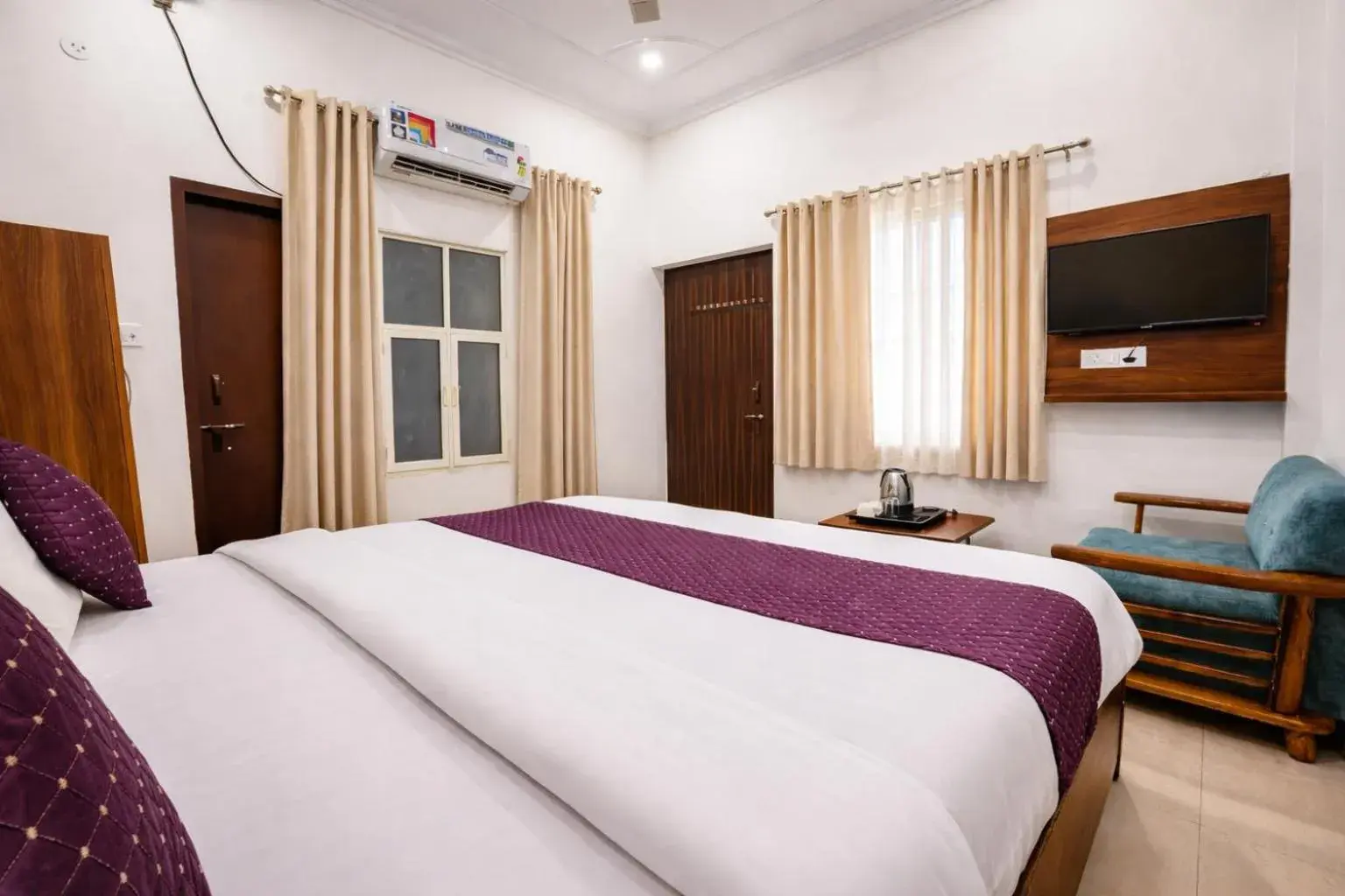 Budget Double Room in Murli Manohar Palace Budget Double Room in Murli Manohar Palace