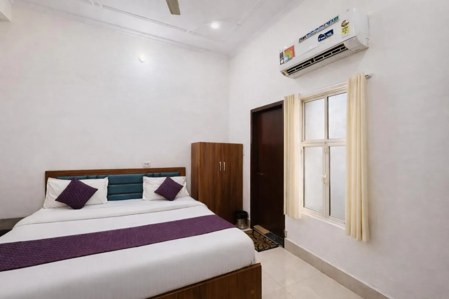 Bed in Murli Manohar Palace