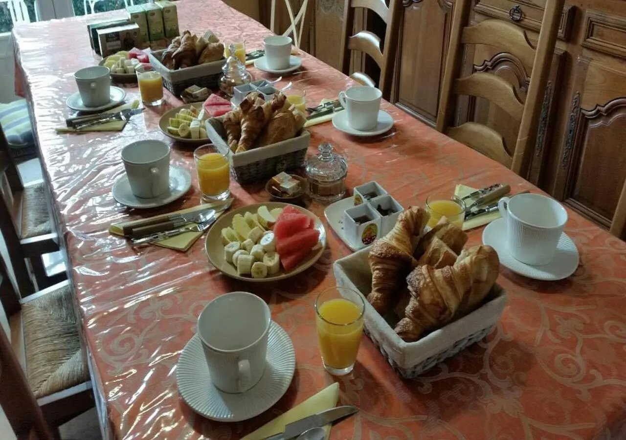 Continental breakfast in Chambres D'hôtes du Plessis