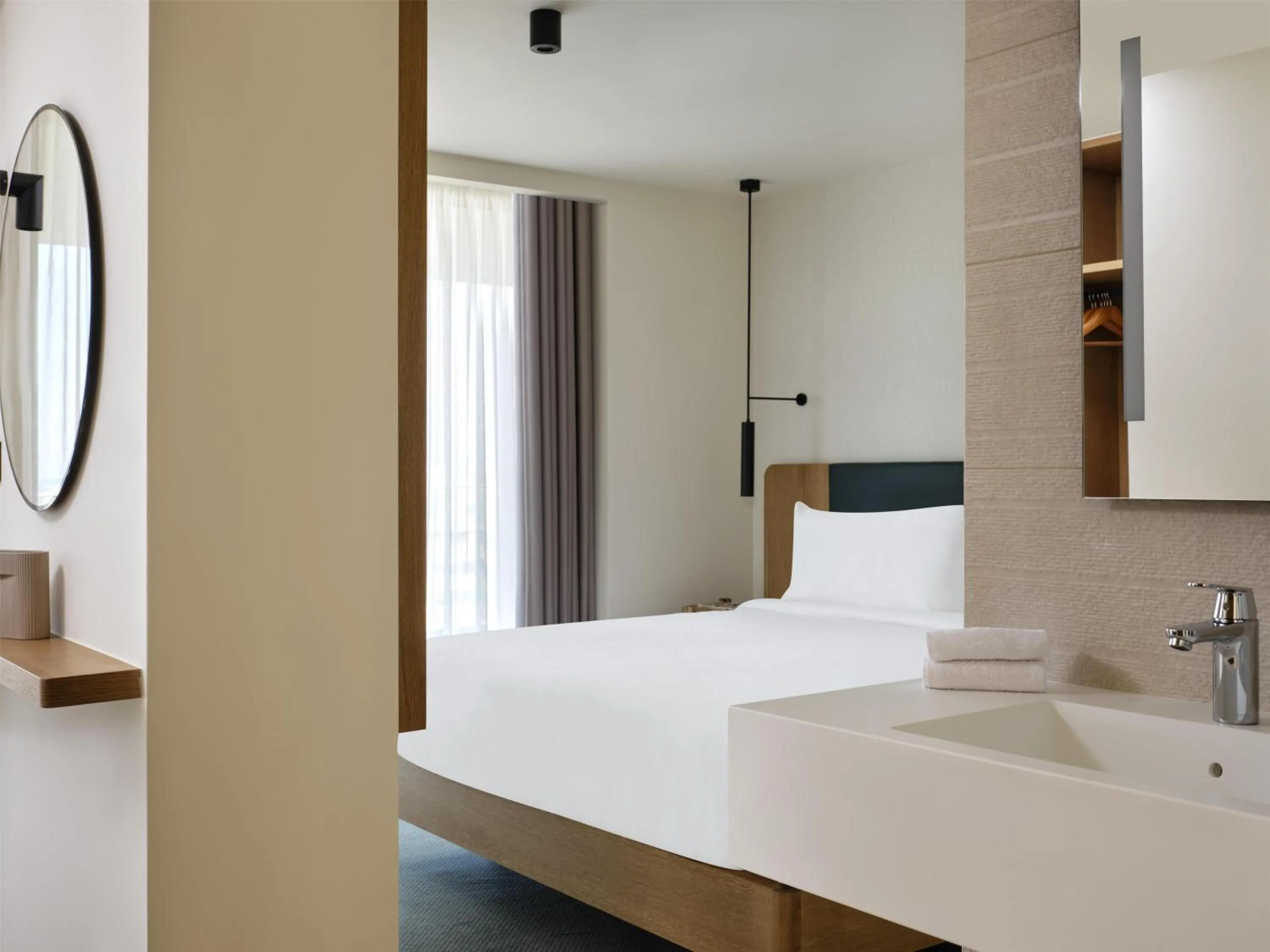 Bathroom, Bed in Hilton Garden Inn Chania City