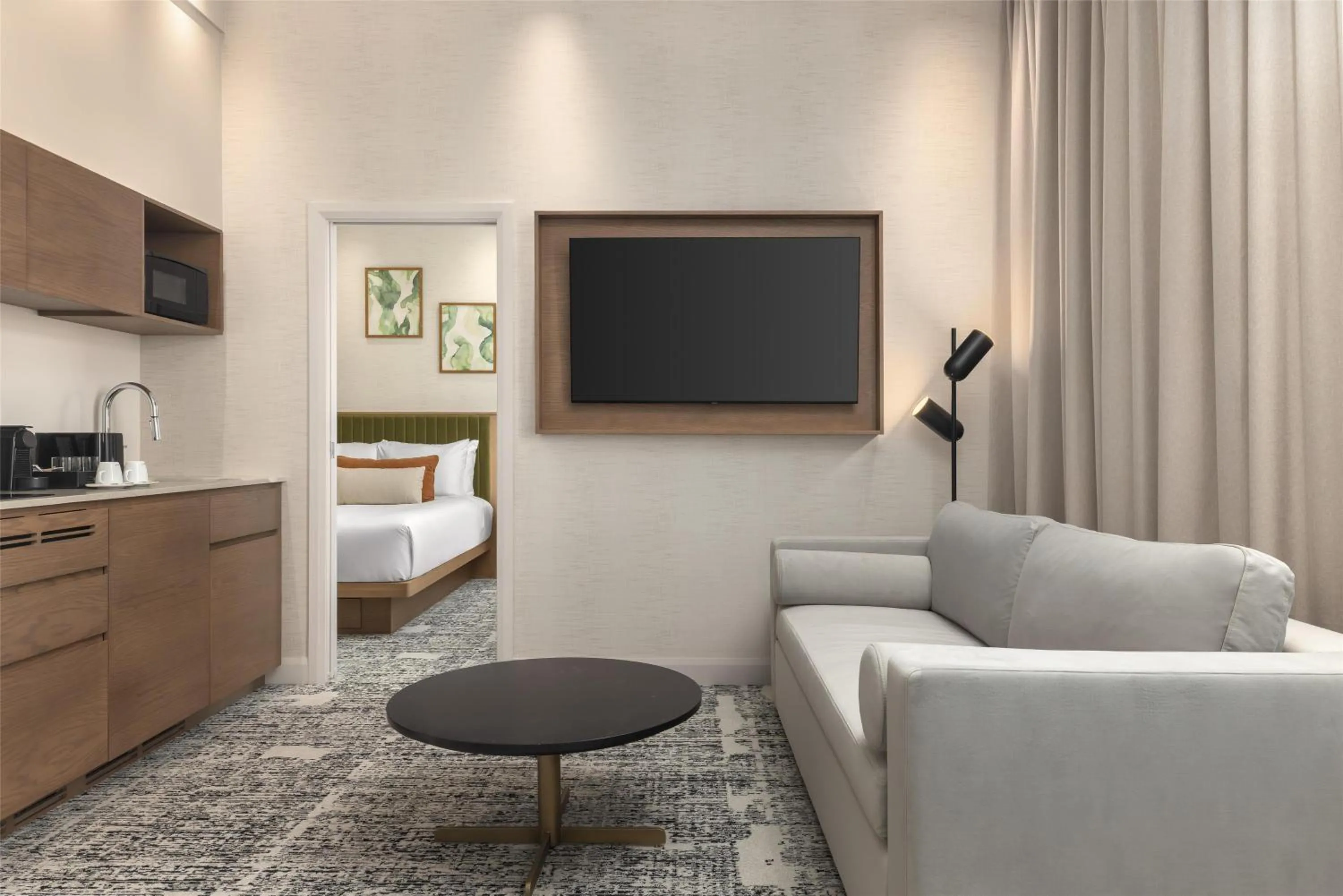 TV and multimedia, Bed in Hotel Railwayparc Montreal, Tapestry Collection By Hilton