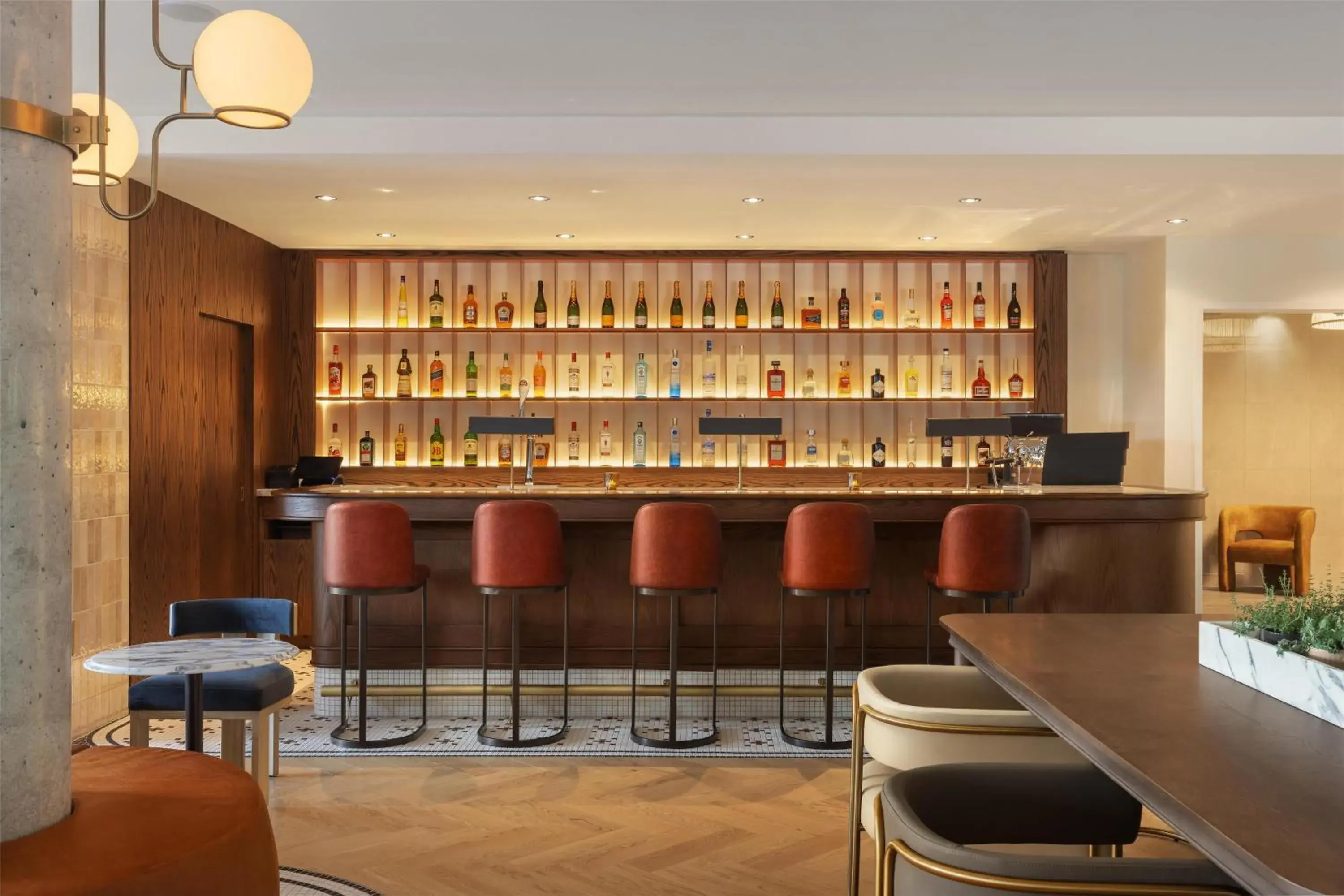 Lounge or bar in Hotel Railwayparc Montreal, Tapestry Collection By Hilton Lounge or bar in Hotel Railwayparc Montreal, Tapestry Collection By Hilton