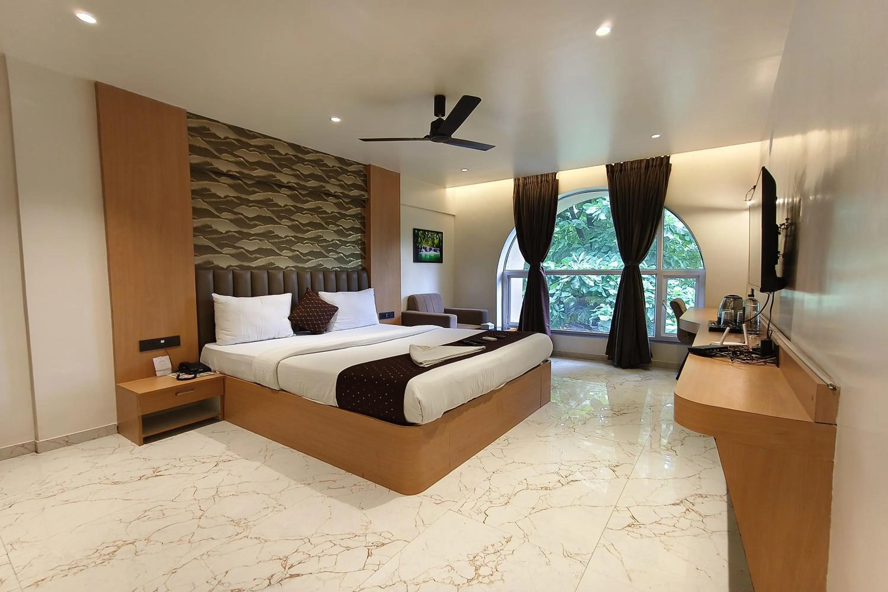 Photo of the whole room in The Golden Arc