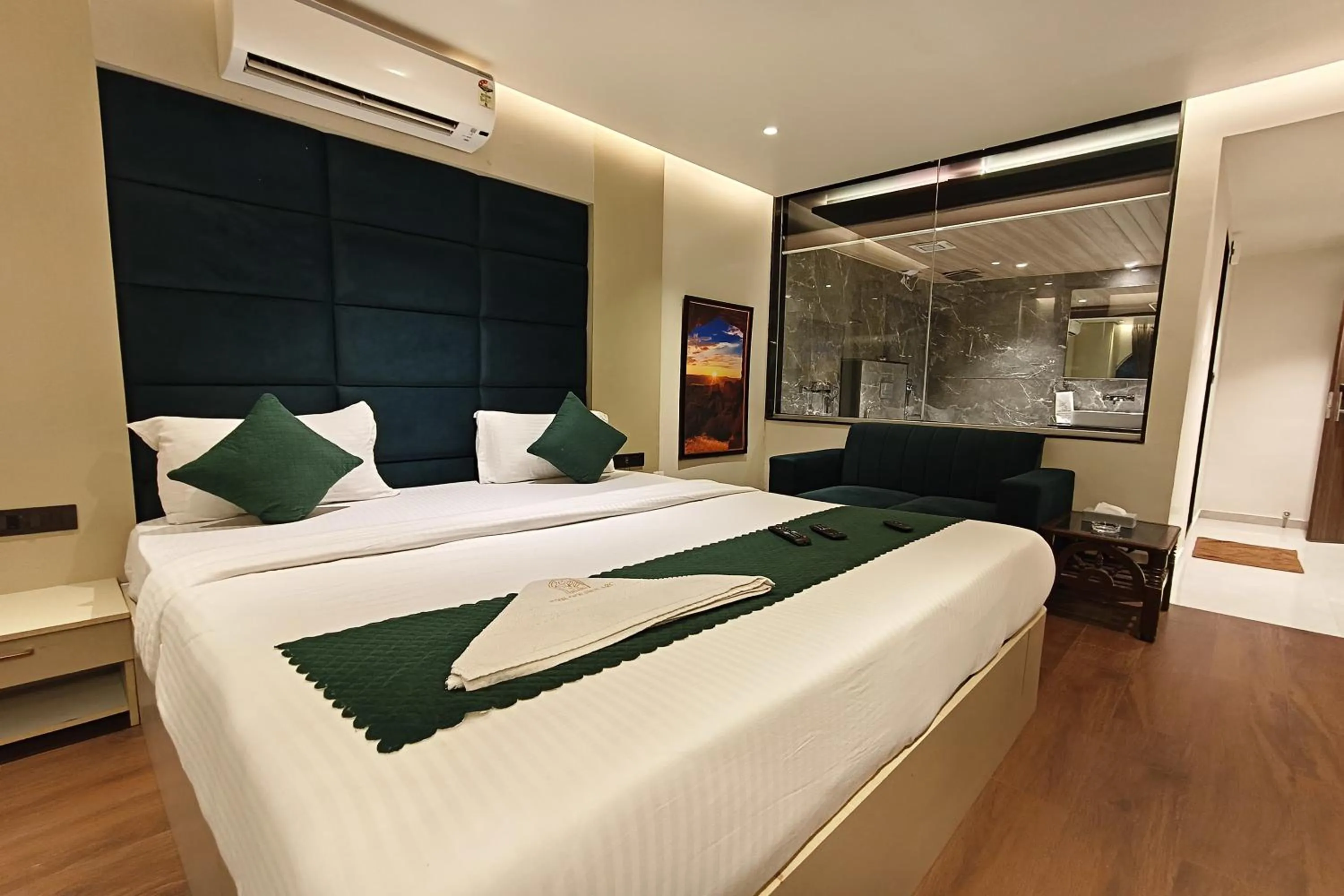 Photo of the whole room in The Golden Arc