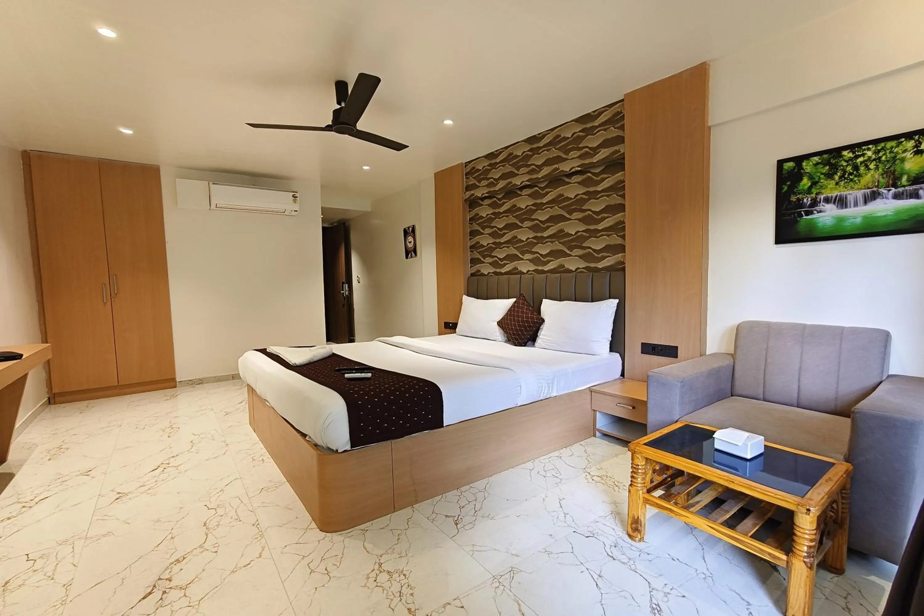 Photo of the whole room in The Golden Arc