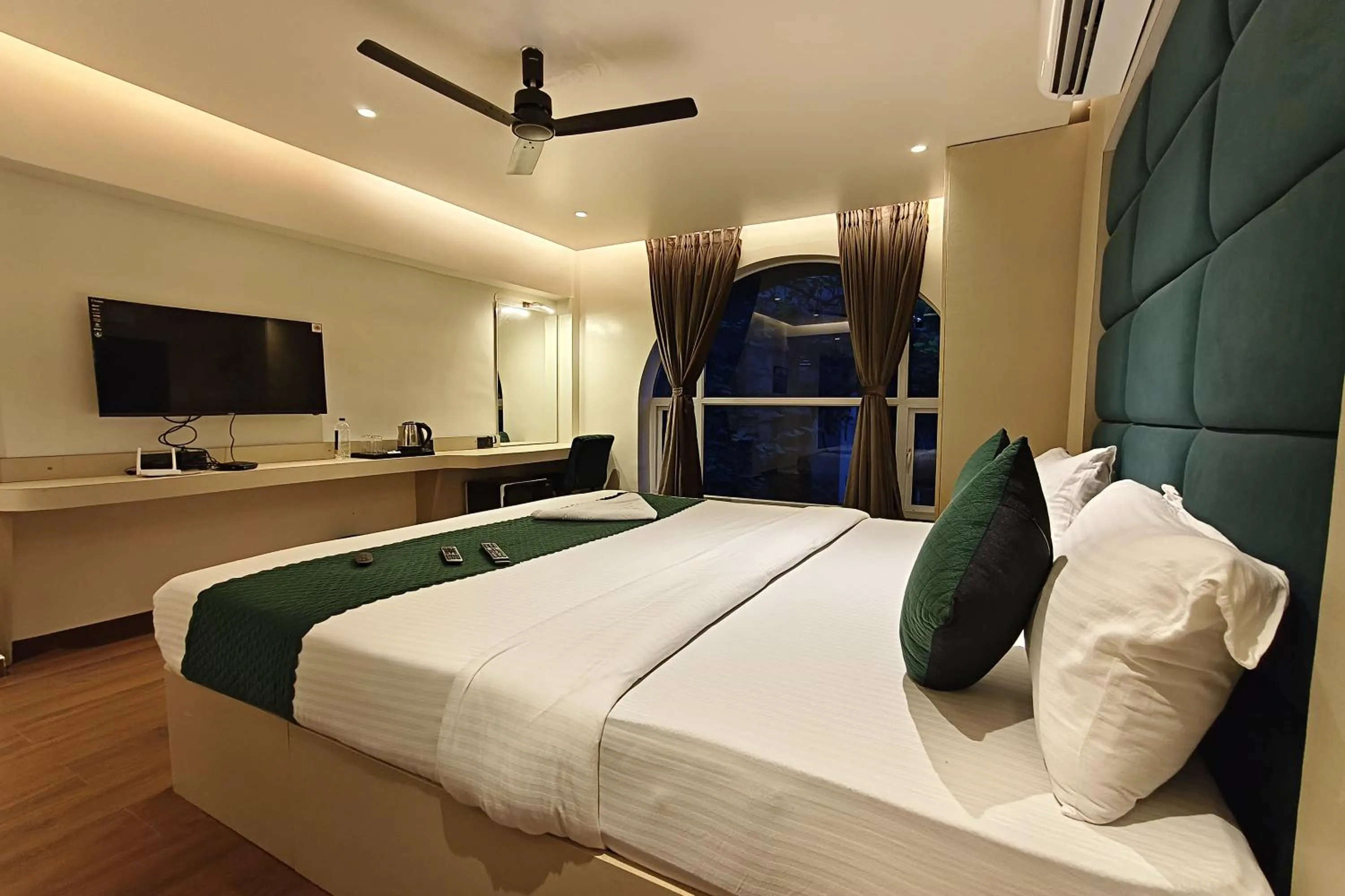 Photo of the whole room in The Golden Arc